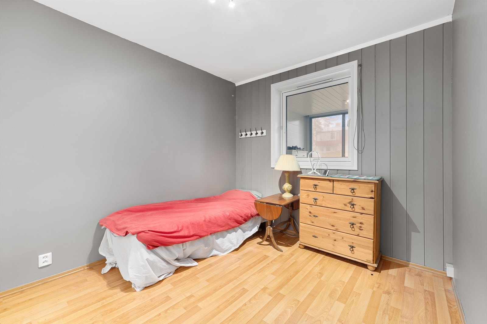 Hovedsoverom med romslig skyvedørsgarderobe. Galleribilde