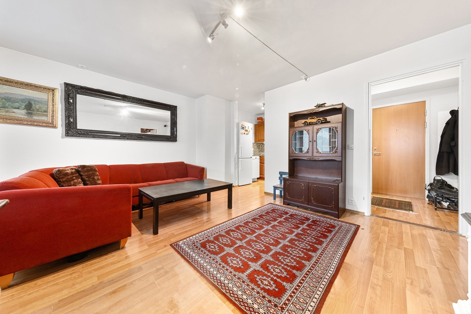 Dels åpen stue-/kjøkkenløsning. Galleribilde