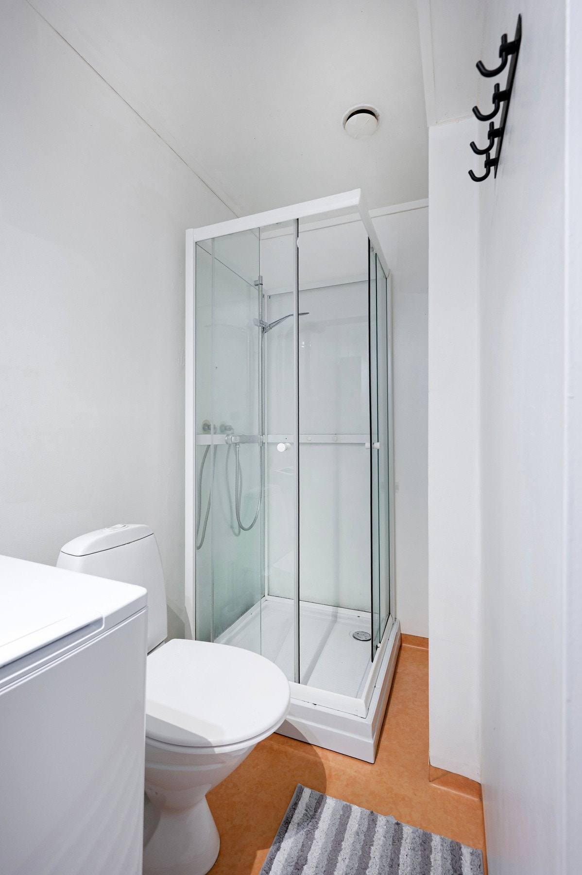 Badet har også dusjkabinett og opplegg for vask/tørk. Galleribilde