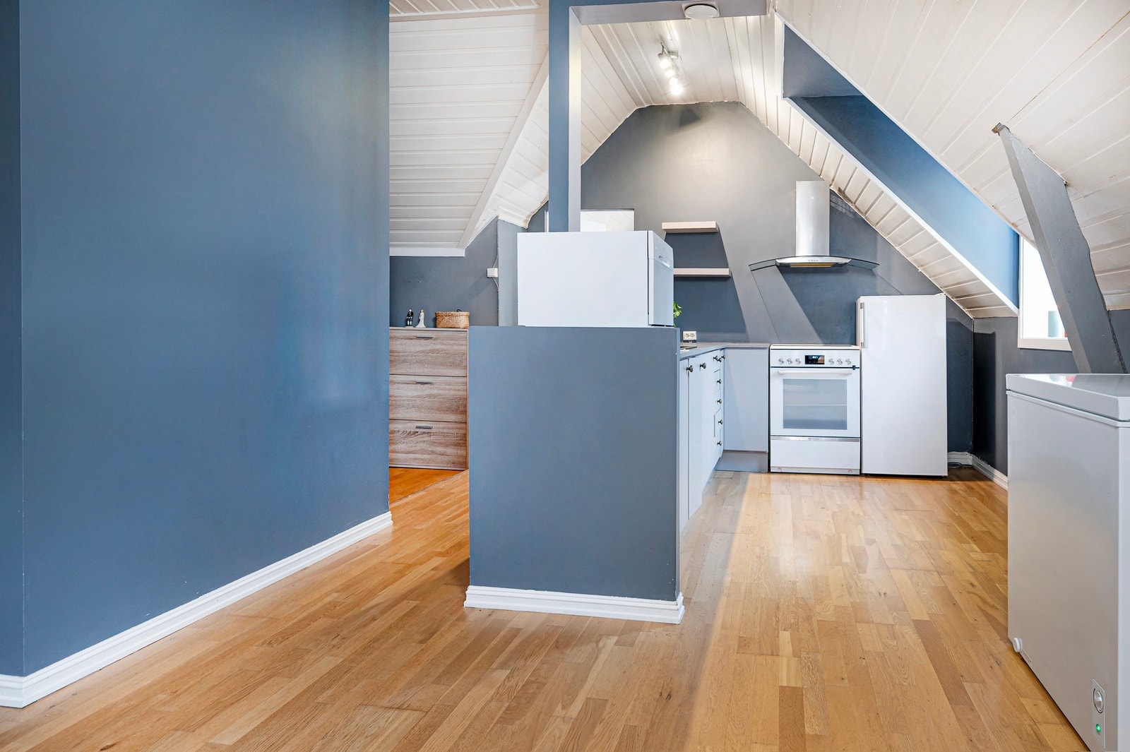 Kjøkkenet er i en åpen og sosial løsning mot stue. Galleribilde