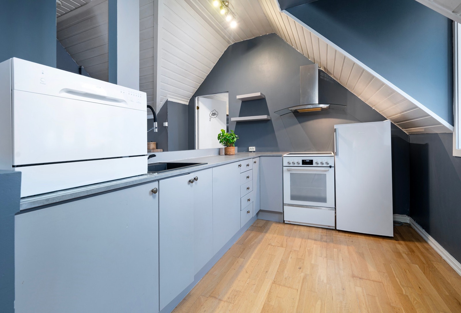 Kjøkkenet er fra Ikea og har innredning med glatte fronter. Galleribilde