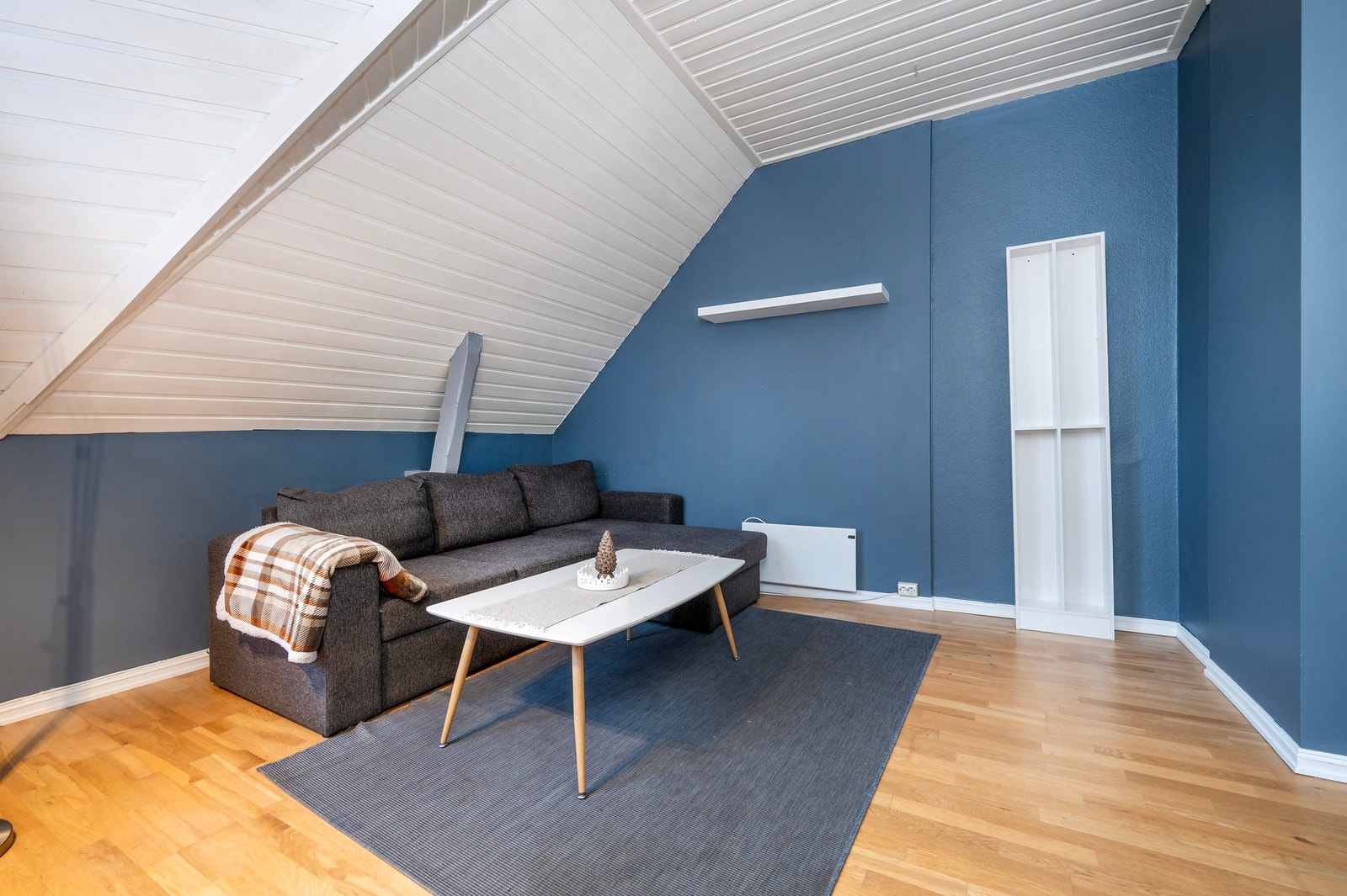 Stuen har god plass til ønsket sofagruppe. Galleribilde