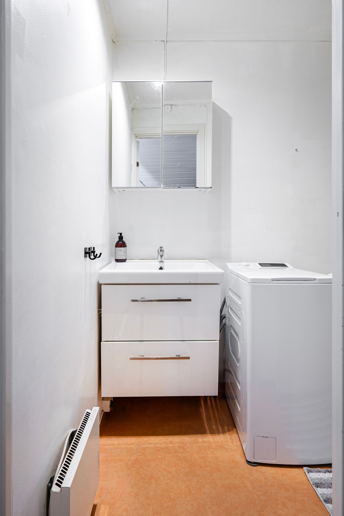 Bad med innredning med nedfelt servant og toalett. Galleribilde