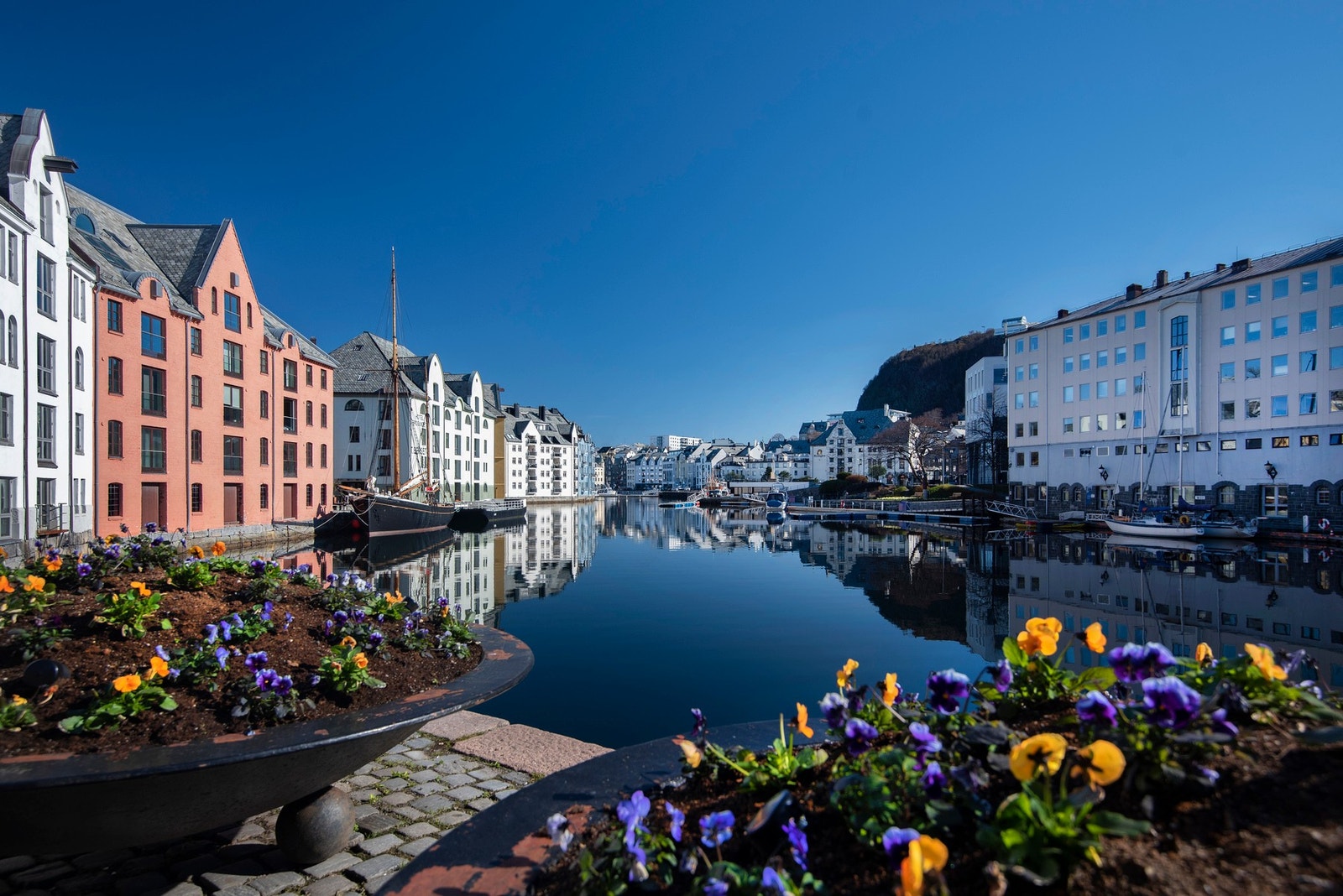 Brosundet er kun en kort gåtur unna. Galleribilde