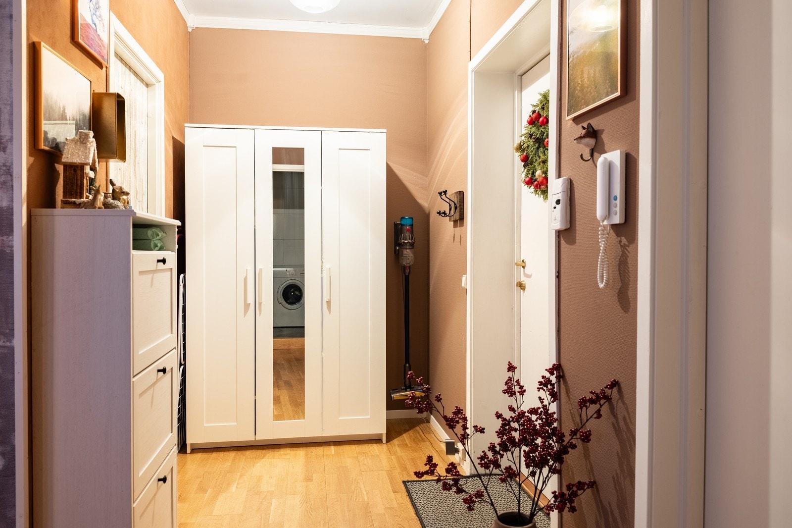 Entré med sko-og garderobeskap Galleribilde