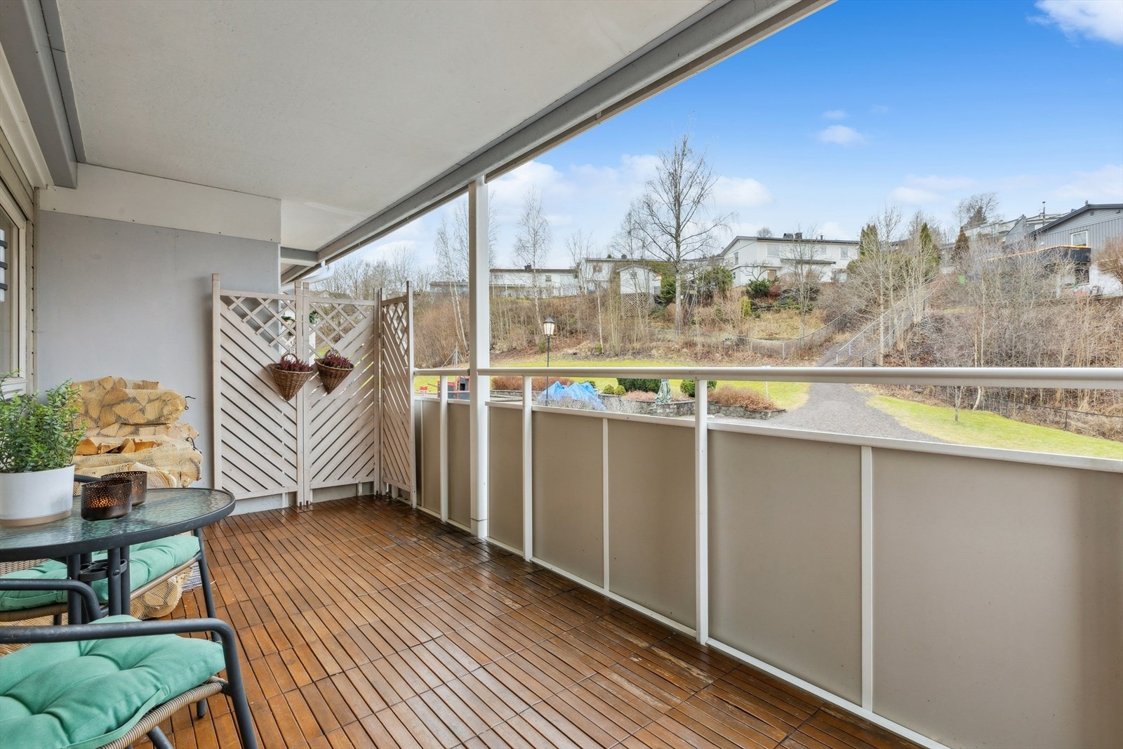 Vestvendt terrasse på kjøkkensiden. Den er målt til å være ca. 13 kvm. Galleribilde