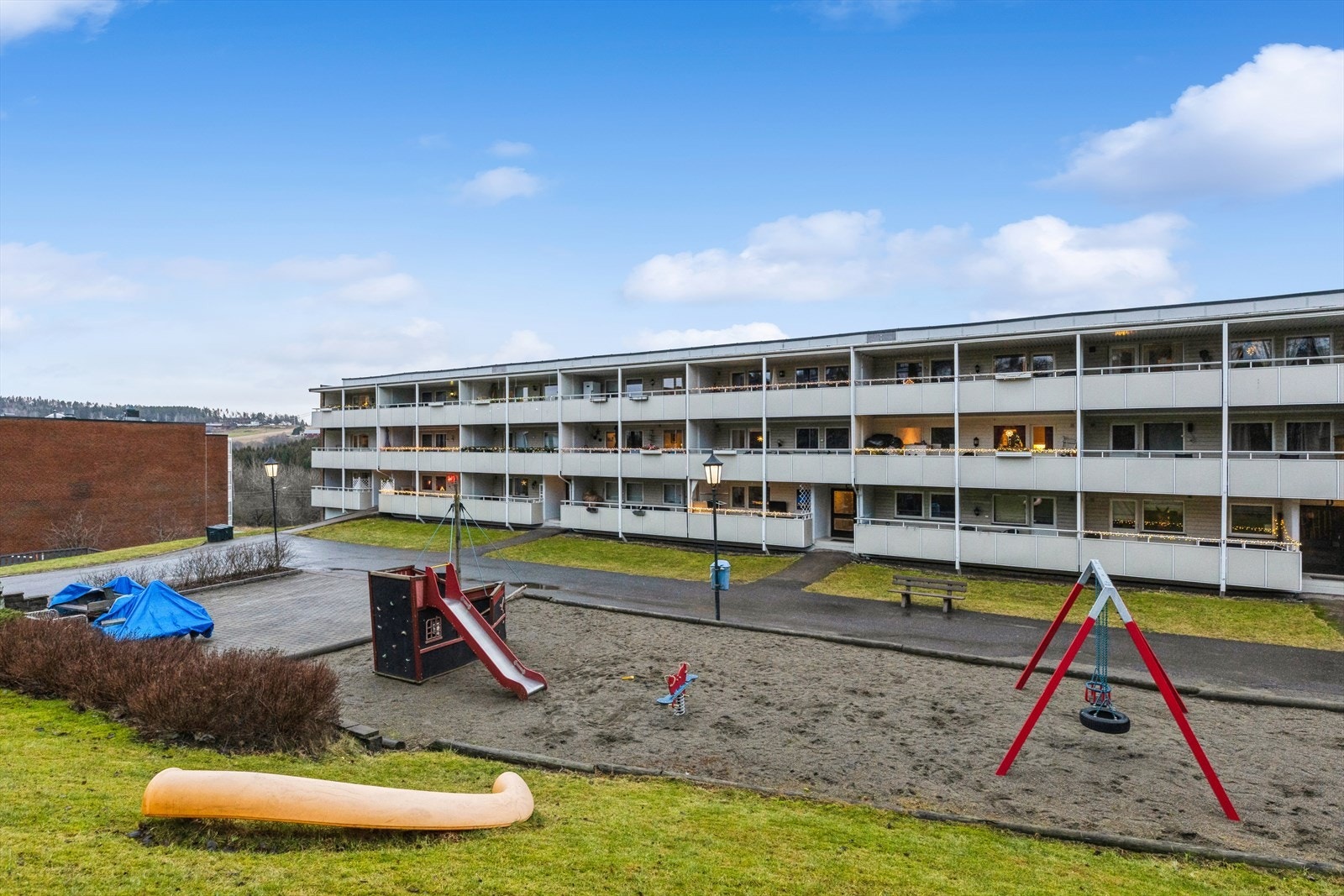 Leiligheten ligger i et rolig og hyggelig område, samtidig som du har kort vei til butikker, servicetilbud, skole og barnehage. Galleribilde