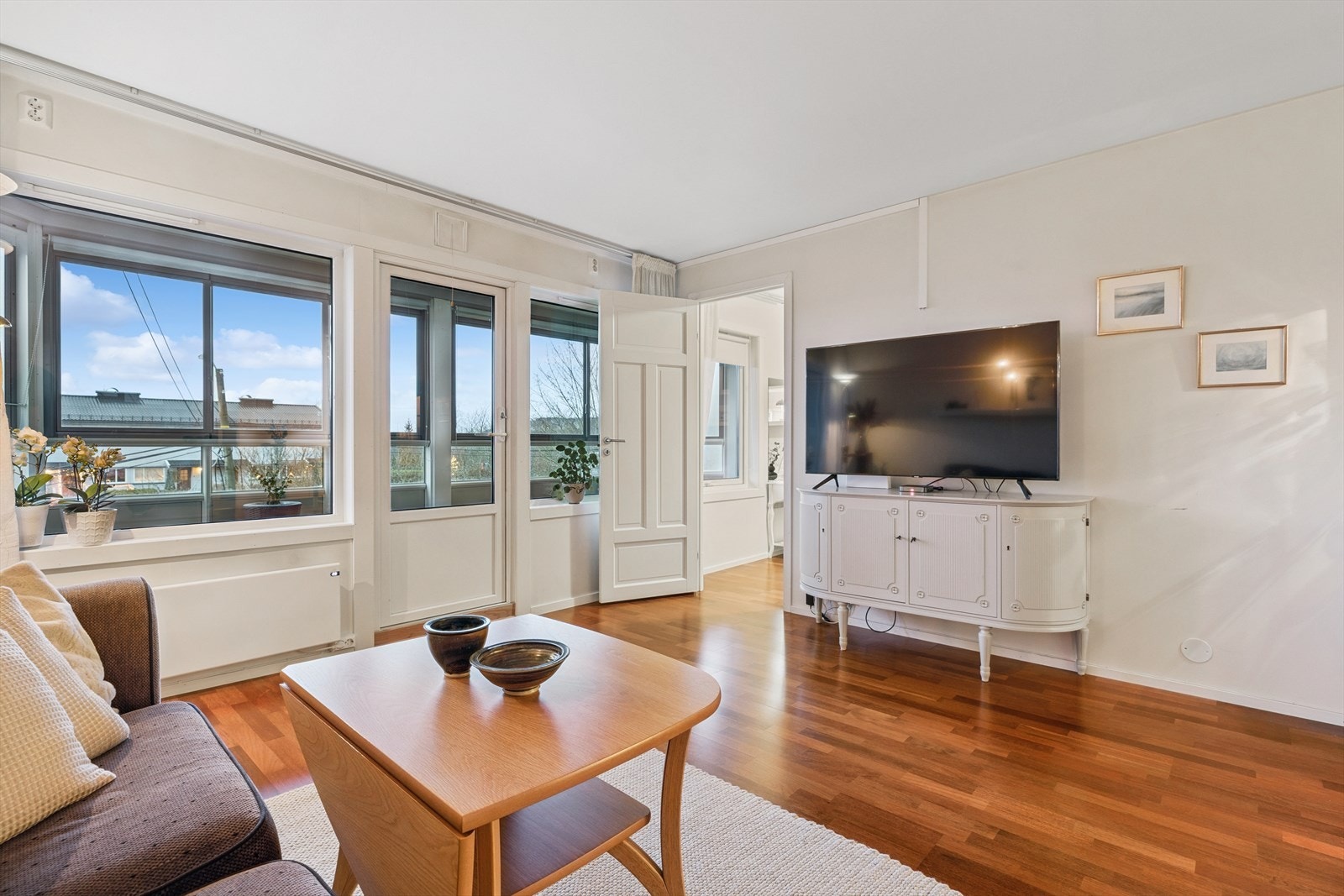 Fra stuen er det utgang til en stor, innglasset balkong. Galleribilde