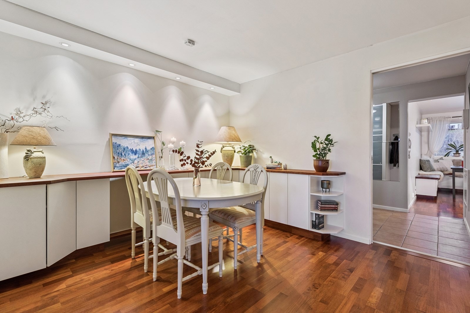 Her er det god plass til en romslig spisestue. Galleribilde