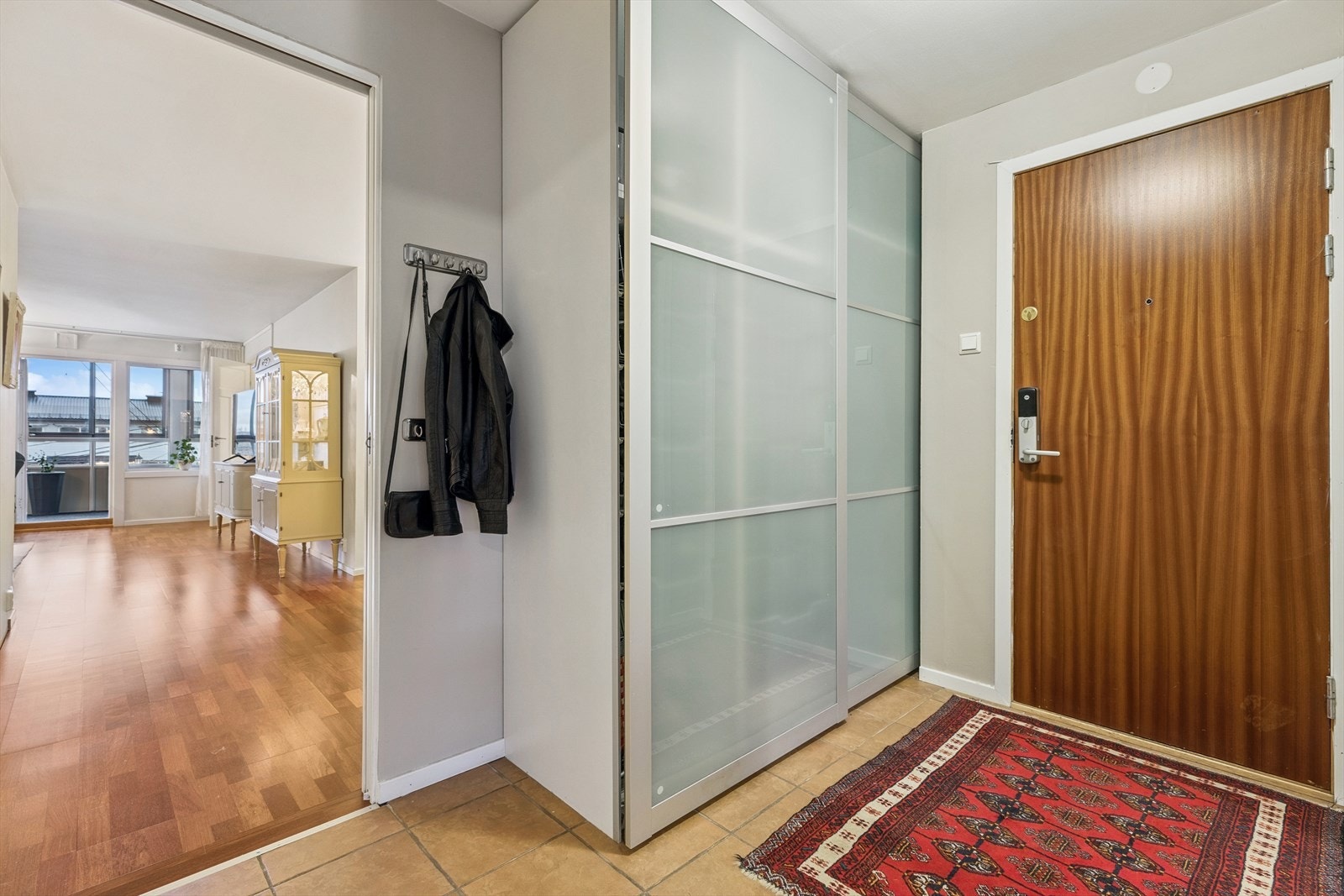 Entreen har flislagt gulv med varme og skyvedørsgarderobe. Galleribilde