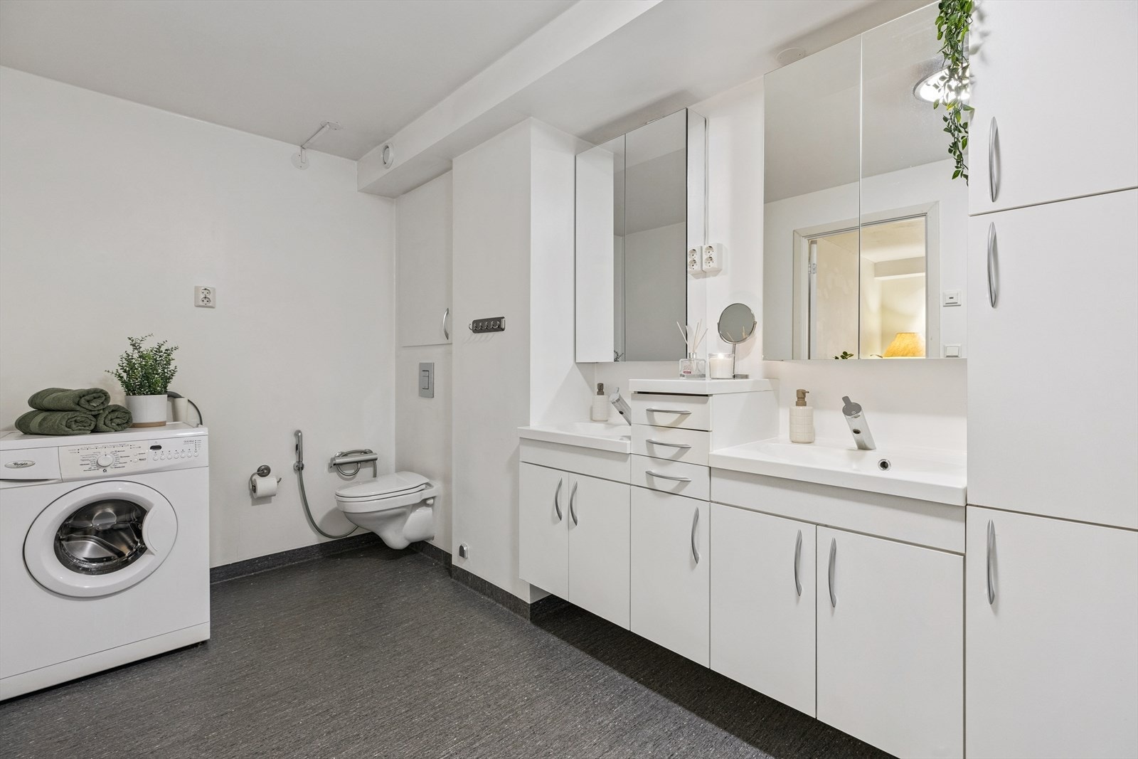 Her er det god plass til vaskemaskin. Varme i gulv. Galleribilde