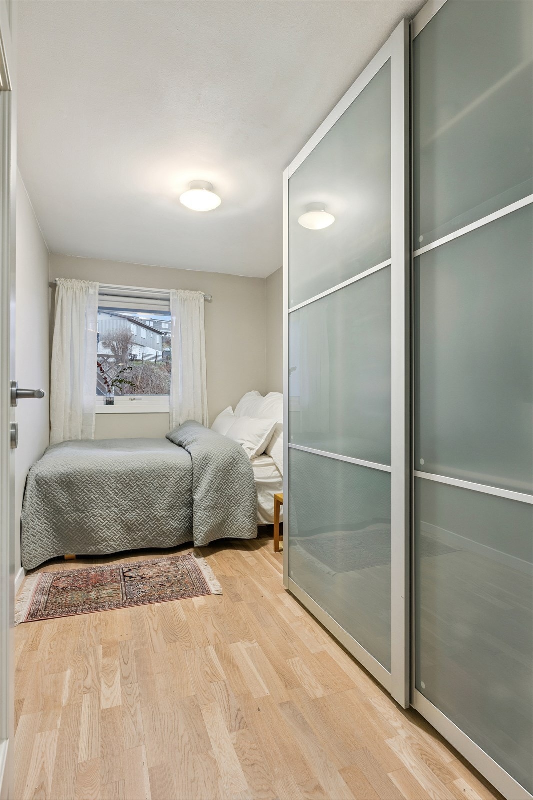 Det andre rommet passer perfekt som barnerom, gjesterom eller hjemmekontor. Galleribilde