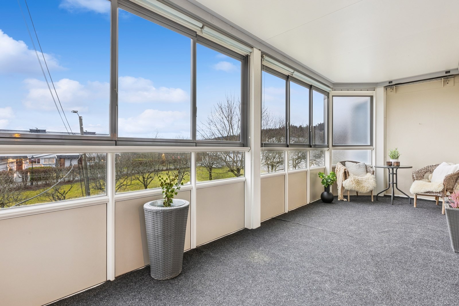 Den innglassede balkongen gir deg et ekstra oppholdsrom som kan brukes året rundt. Galleribilde