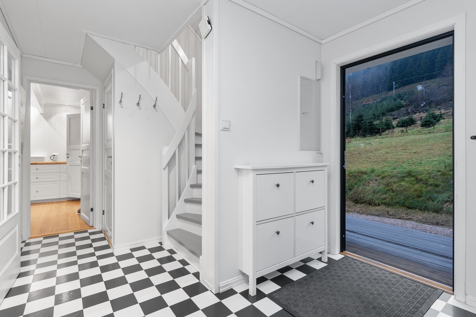 Vi går videre inn til kjøkkenet som er rett frem, til venstre i bildet er det inn til stuen Galleribilde