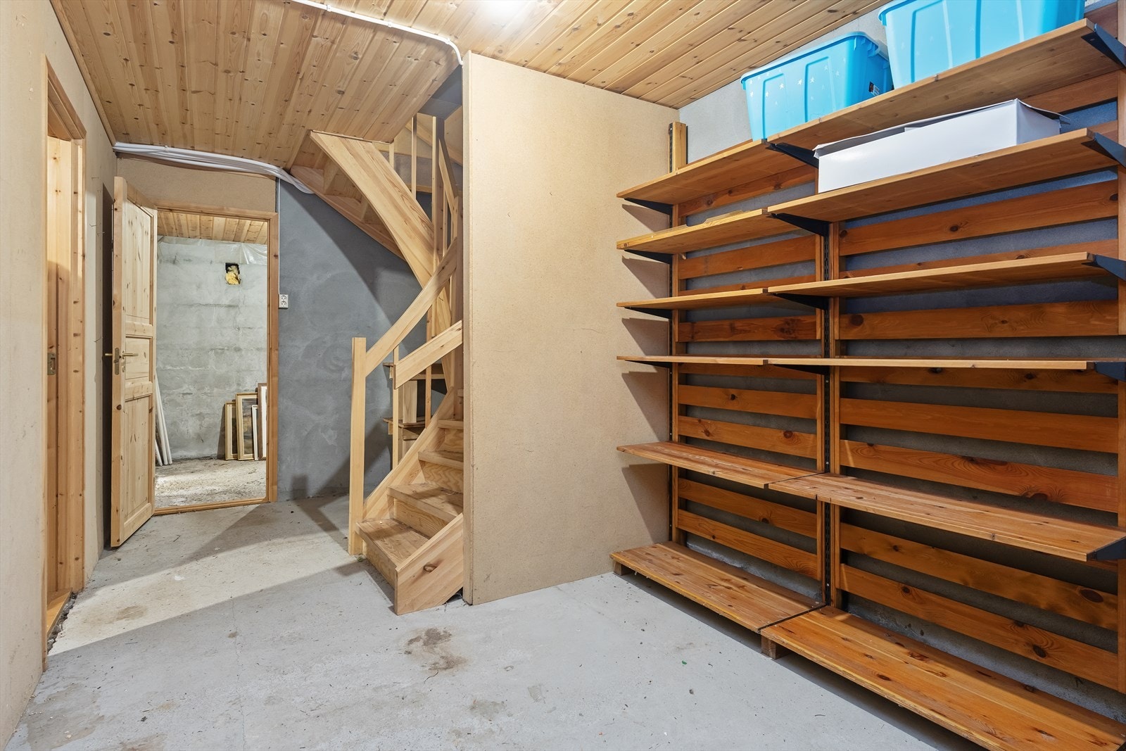 I kjelleren er det flere bodrom Galleribilde