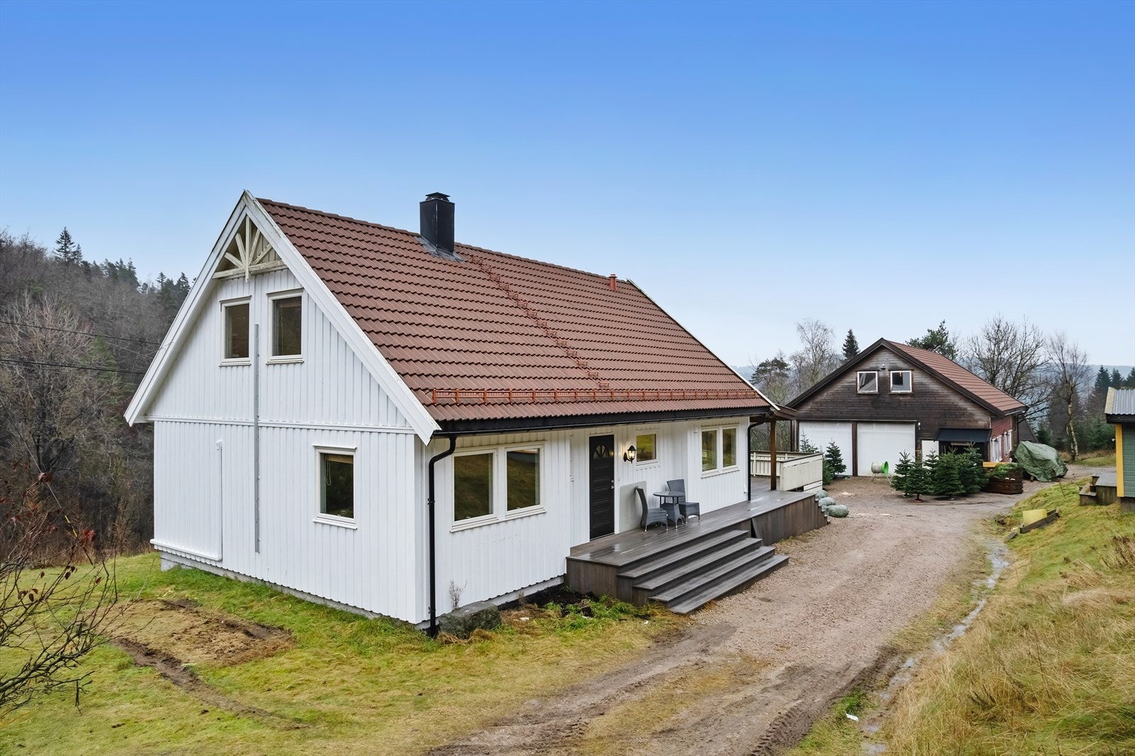 Enebolig, uthus/redskapsbod og diverse er plassert fint i tunet Galleribilde