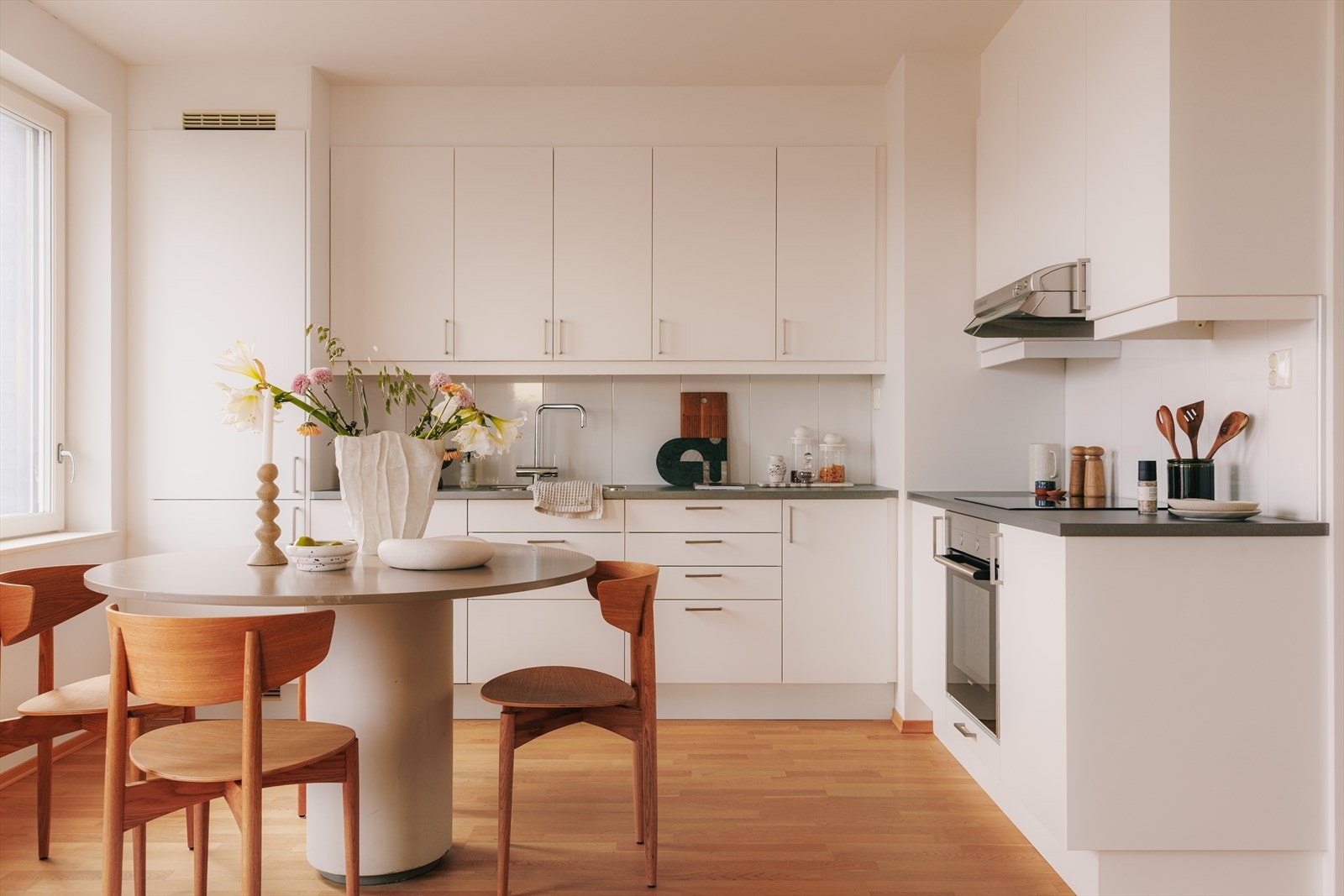 Kjøkken fra byggeår med gode arbeidsflater og godt med skapplass Galleribilde