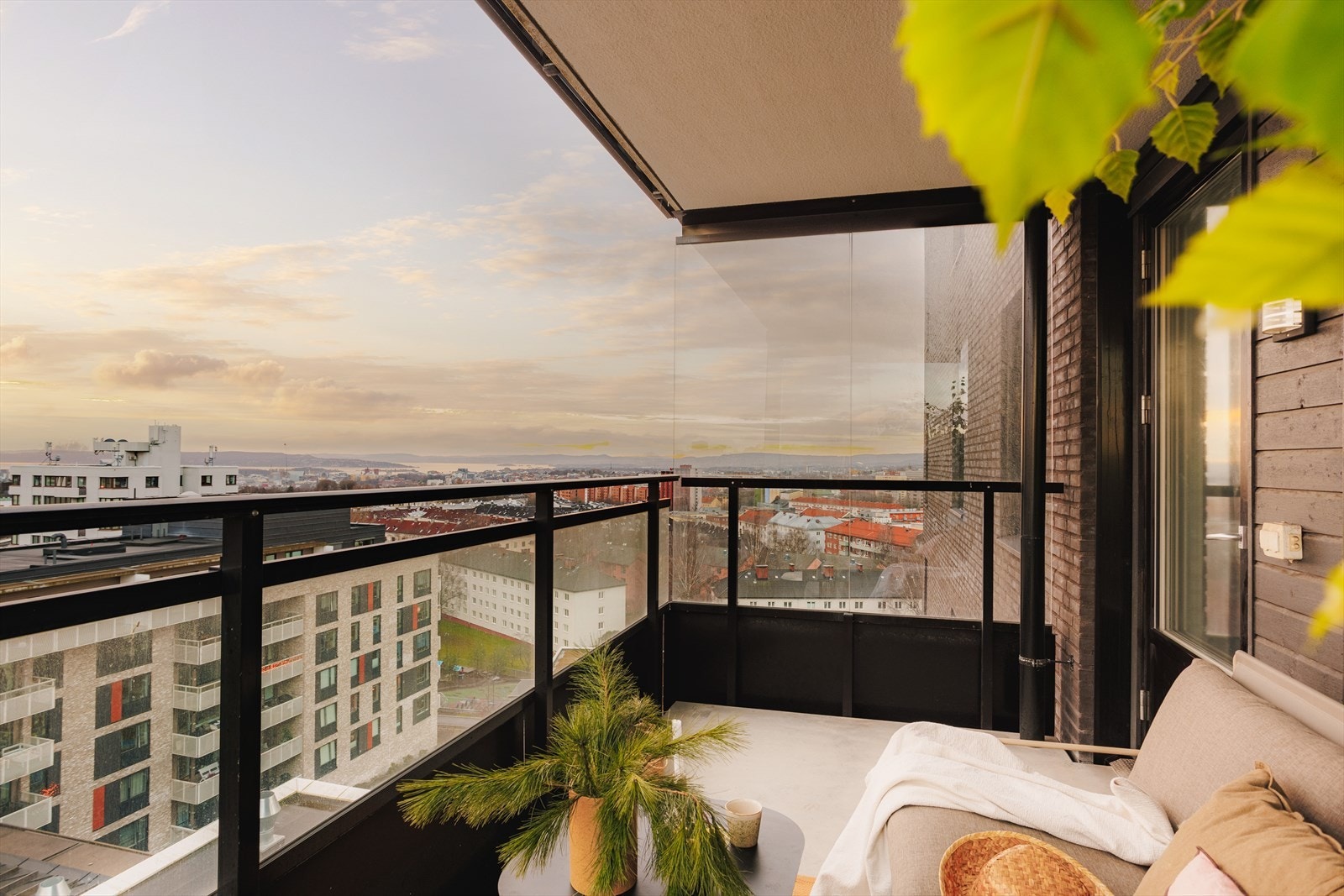 Balkongen er delvis overbygget med sideglass som skjermet mot vind Galleribilde