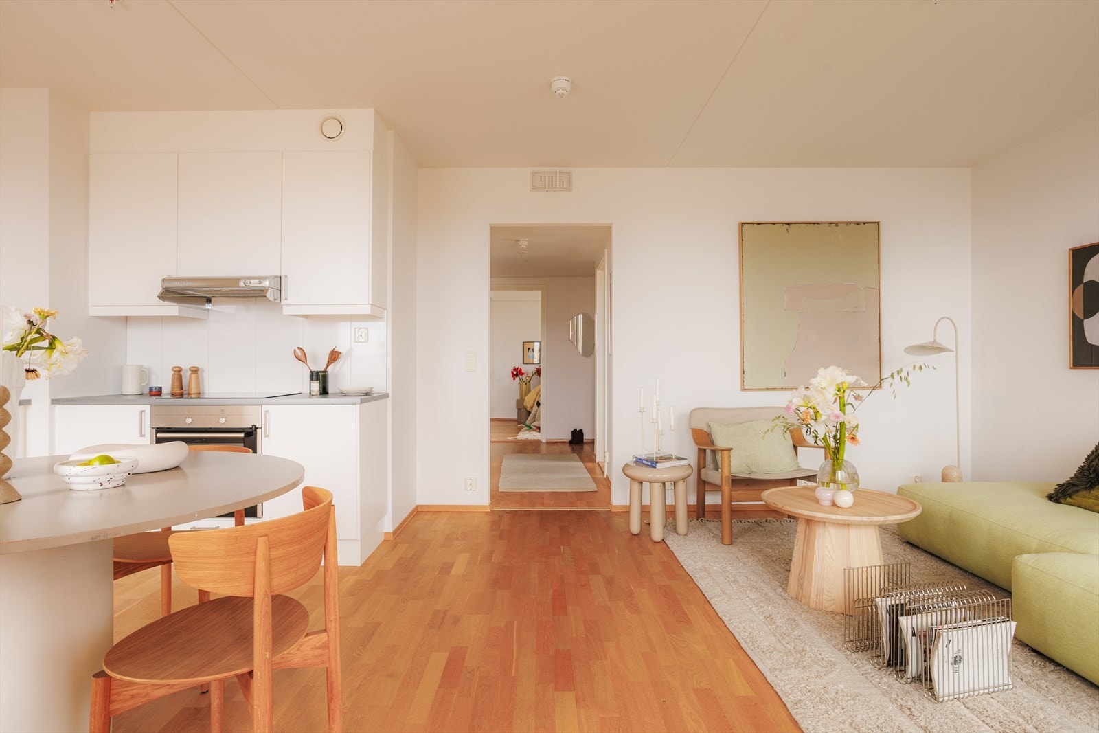 Åpen kjøkken/stue løsning. Sett mot entré Galleribilde