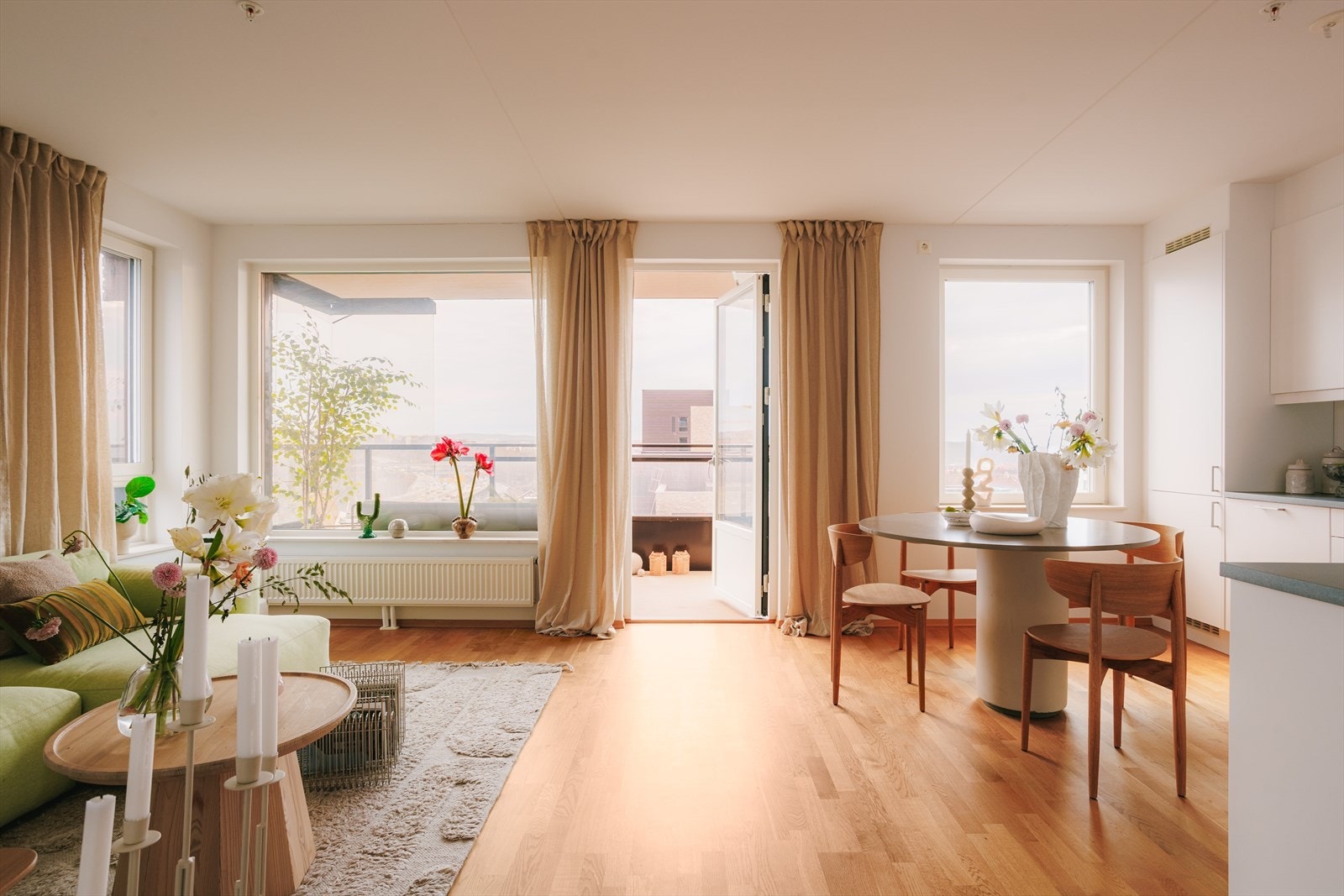 Stuen er lett å innrede. God plass til sittegruppe og spisebord. Leiligheten har lite slitasje. Galleribilde