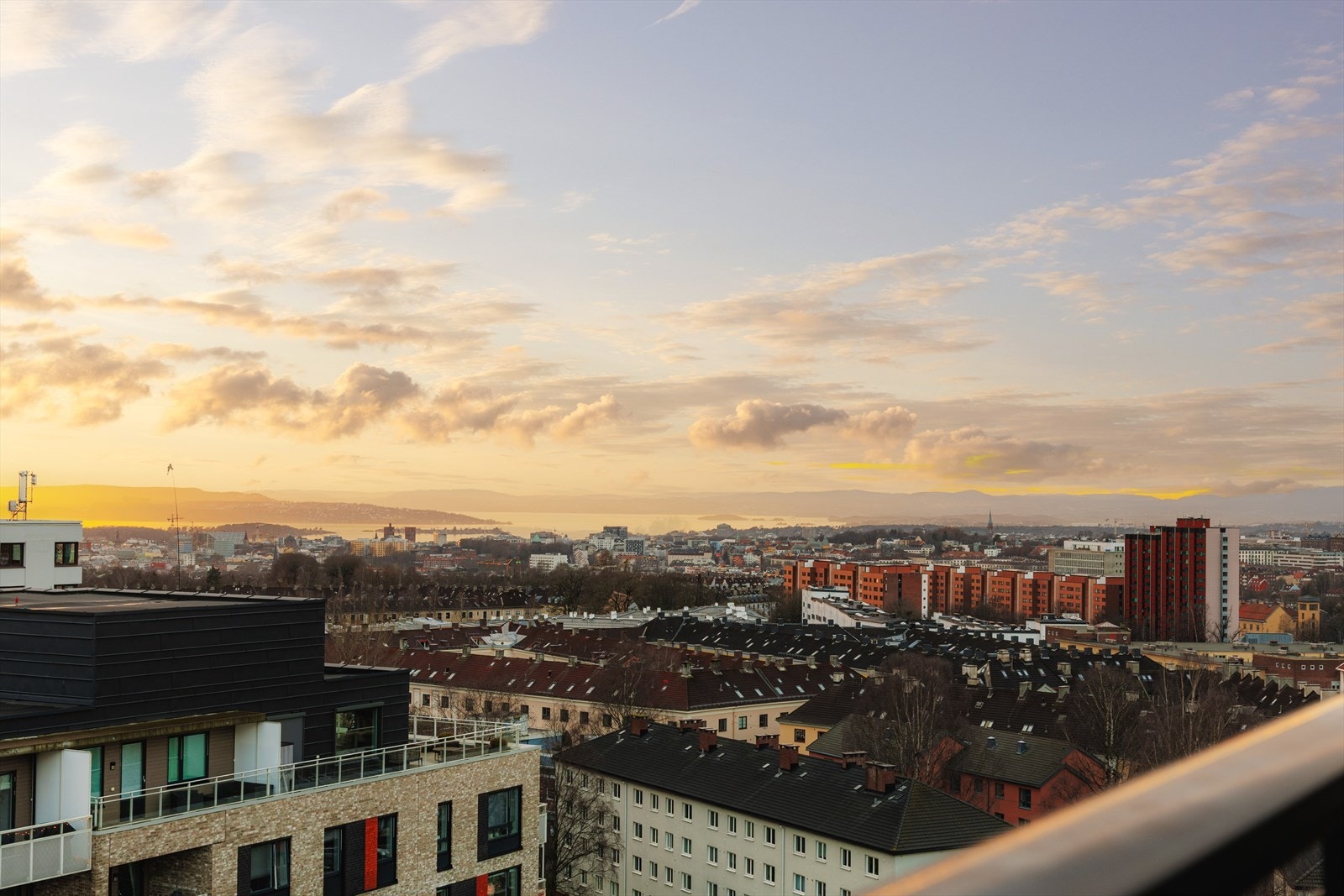Utsikt over by og fjord. Sol fra tidlig morgen til midnatt på sensommeren Galleribilde