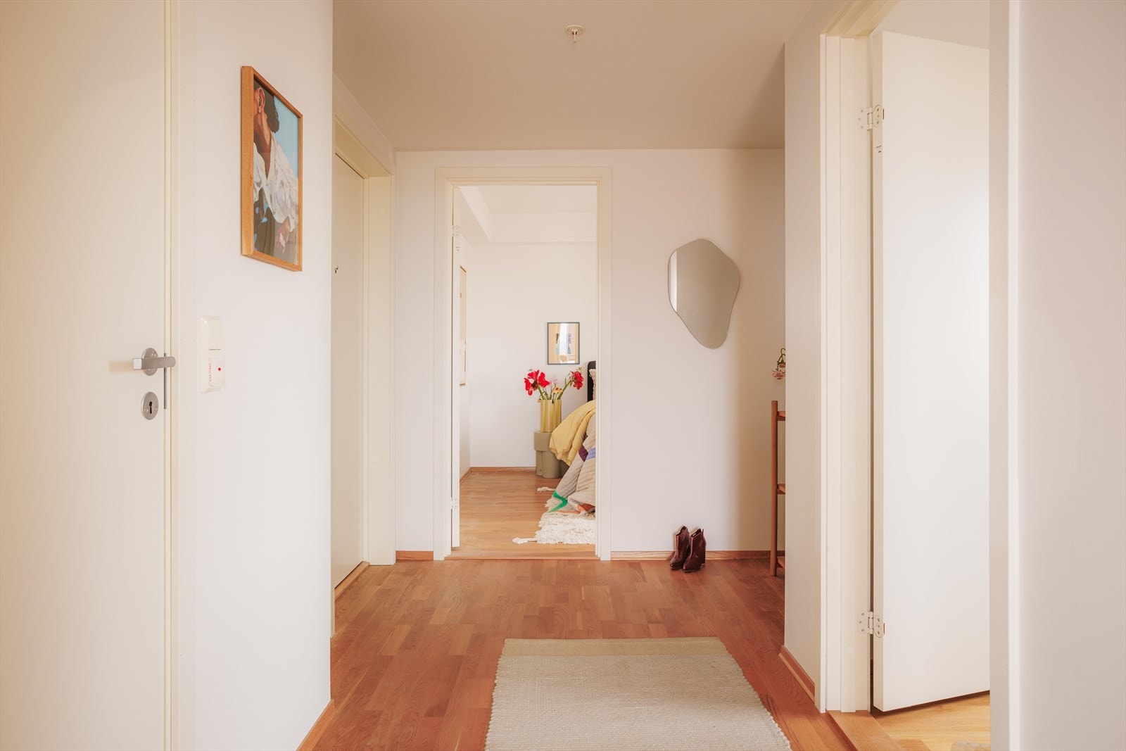 Entré sett mot hovedsoverom. God plass til garderobeskap, skoskap, kommode eller annen oppbevaring Galleribilde