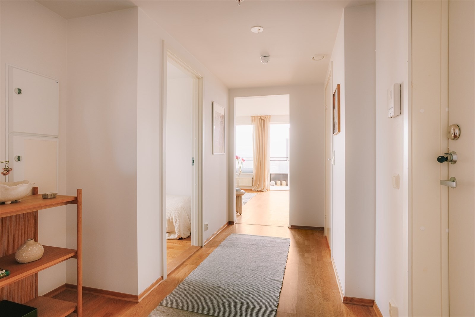 Entré med god plass til garderobe, skoskap, kommode, knagger eller annen oppbevaring. Galleribilde