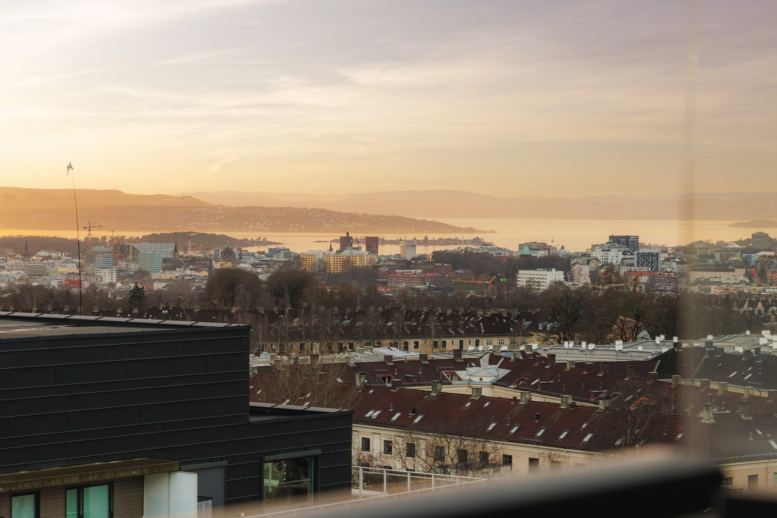 Fantastisk utsikt fra balkong og stue Galleribilde