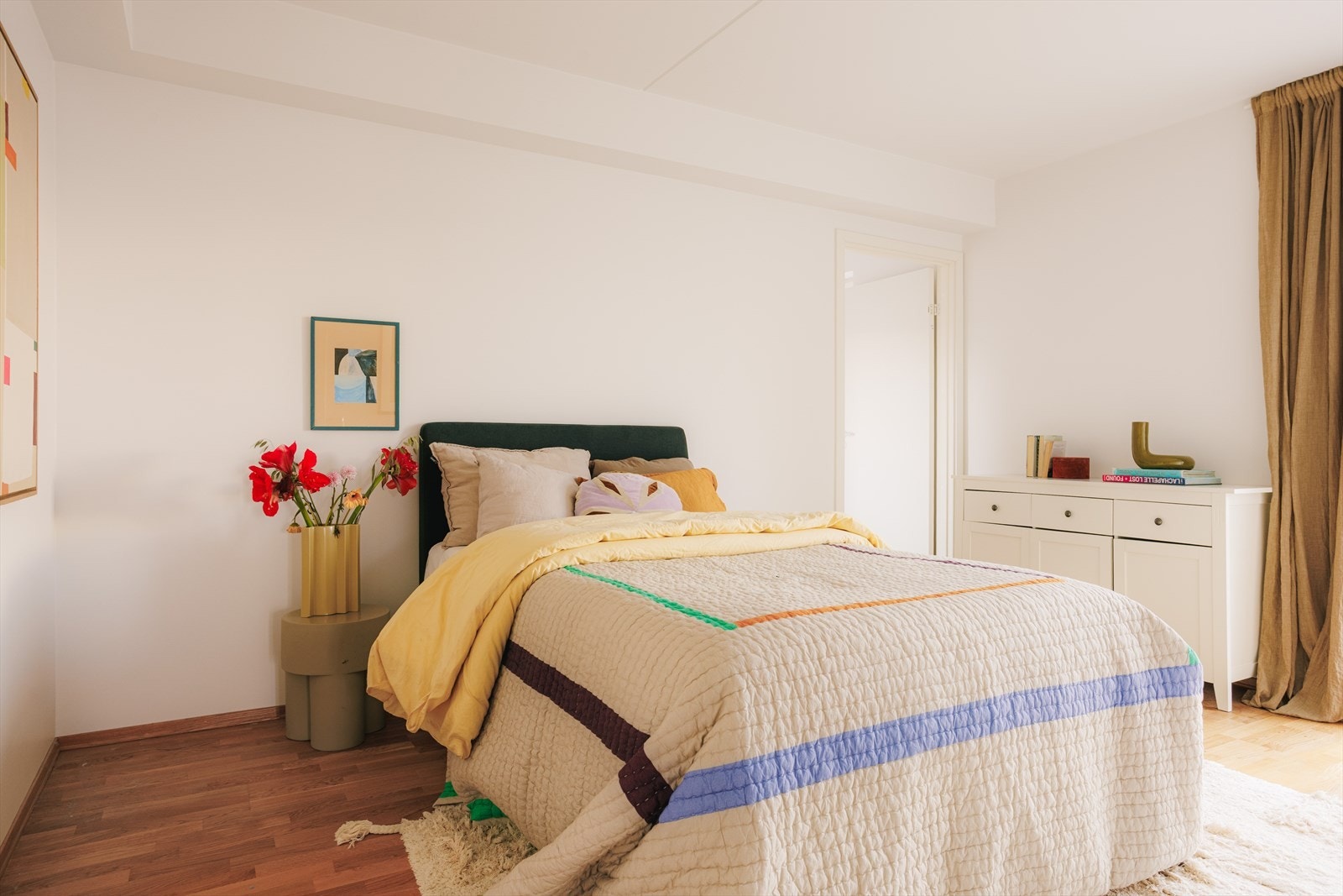 Meget romslig hovedsoverom med soverom 2/kontor eller gjesterom på høyreside Galleribilde