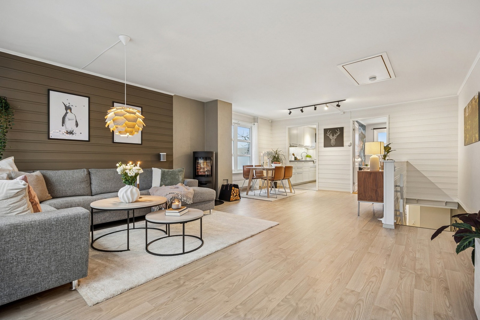 Rommet har en god og funksjonell utforming som gir rikelig plass til både sofagruppe og spisebord. Galleribilde