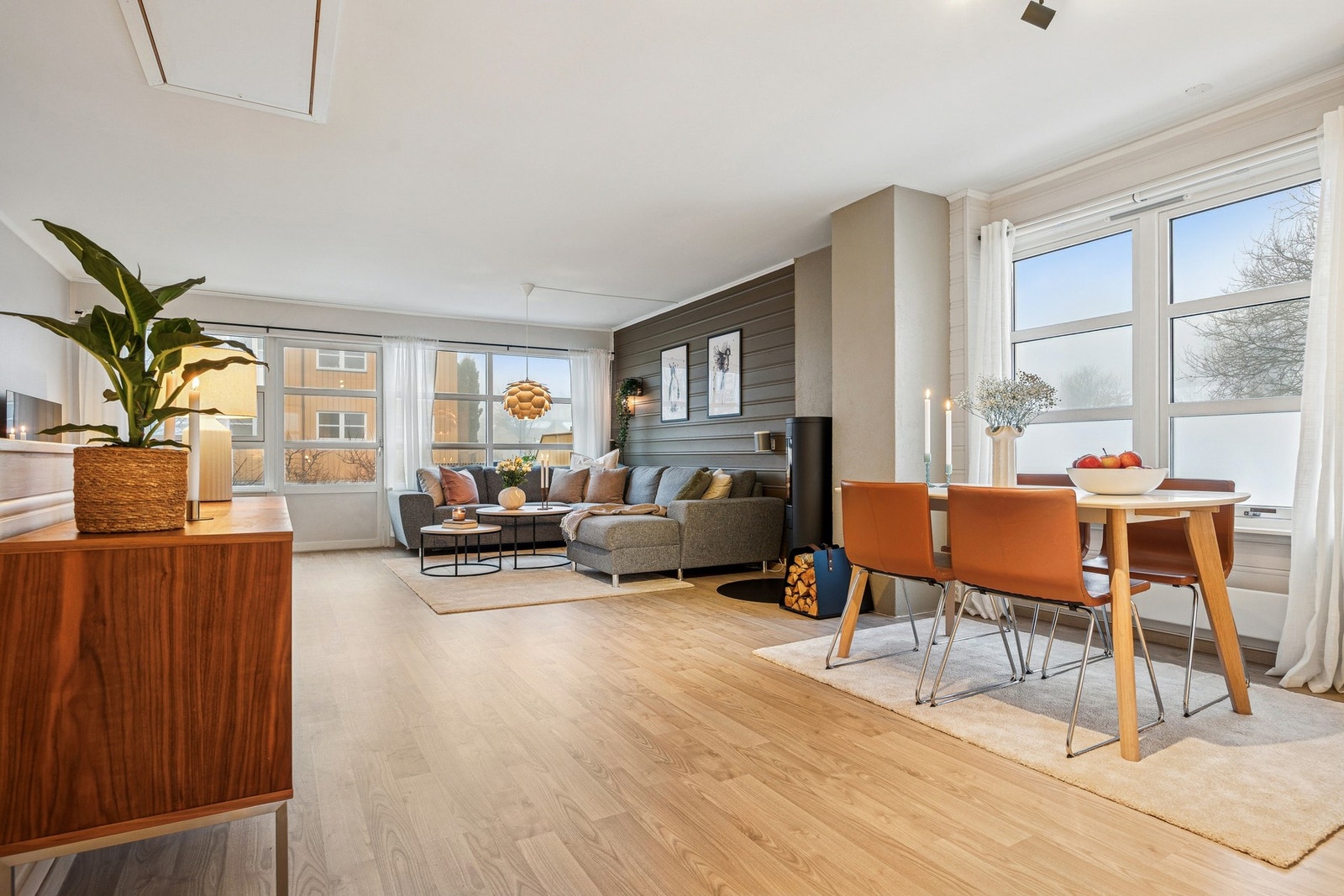 Store vindusflater og endebeliggenheten sørger for godt med naturlig lys og en luftig romfølelse. Galleribilde