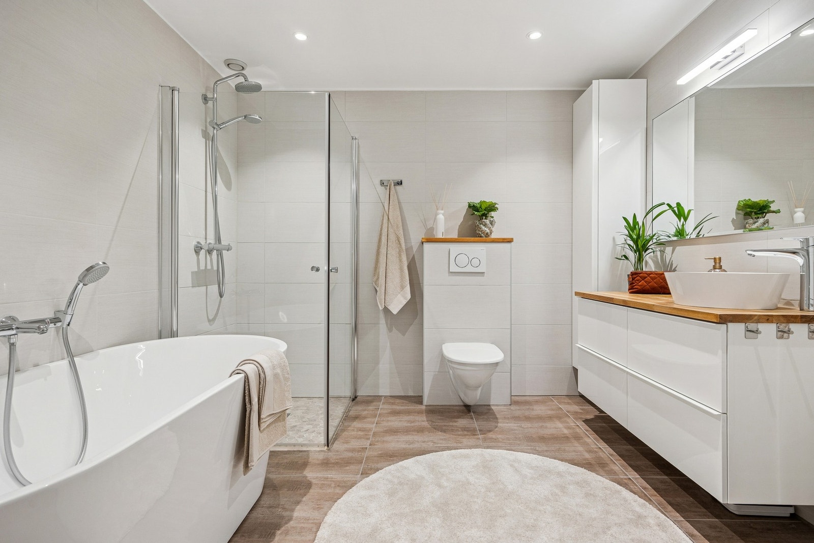 Badet ble totalrehabilitert i 2018 i henhold til gjeldende våtromsnorm, og fremstår i dag som moderne og funksjonelt, med flislagte vegger og gulv samt behagelig gulvvarme som gir god komfort i hverdagen. Galleribilde