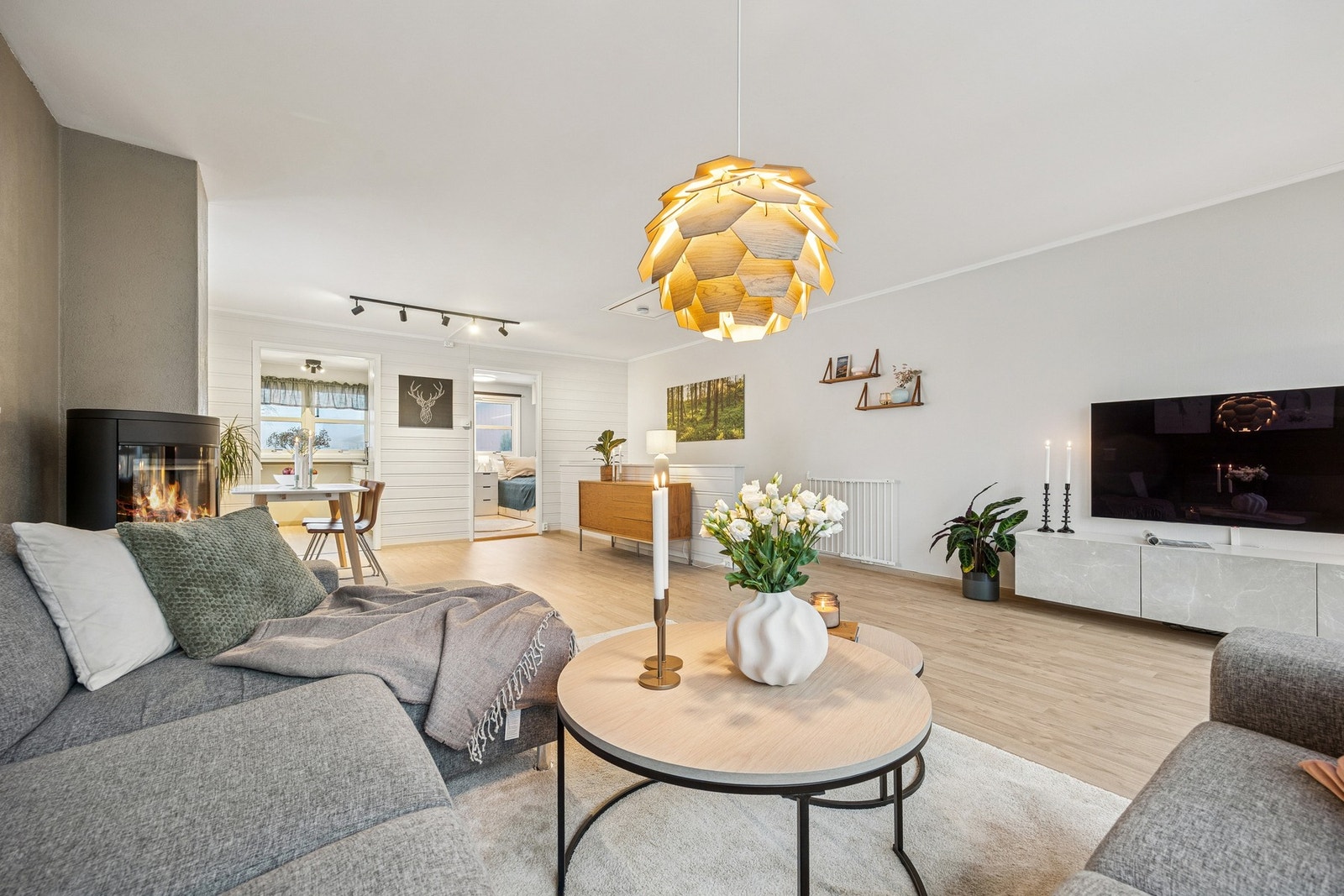 Stuen er romslig og innbydende, og måler ca. 36 kvm. Galleribilde