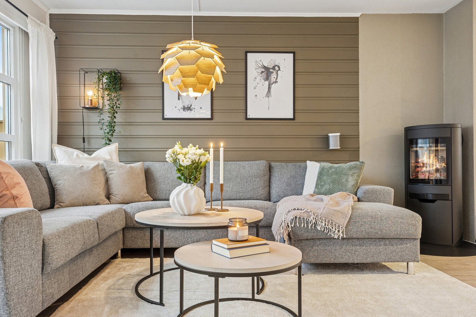 Peisovn bidrar til en lun og hyggelig atmosfære på kjølige dager, og fungerer som et fint supplement til elektrisk oppvarming. Galleribilde