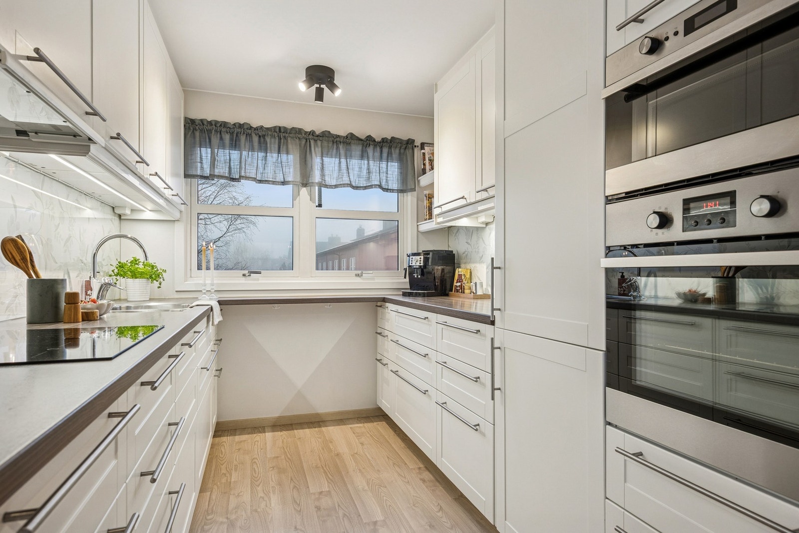 Kjøkkenet er utstyrt med integrerte hvitevarer bestående av stekeovn, platetopp, oppvaskmaskin, mikrobølgeovn samt kjøleskap med fryser. Galleribilde