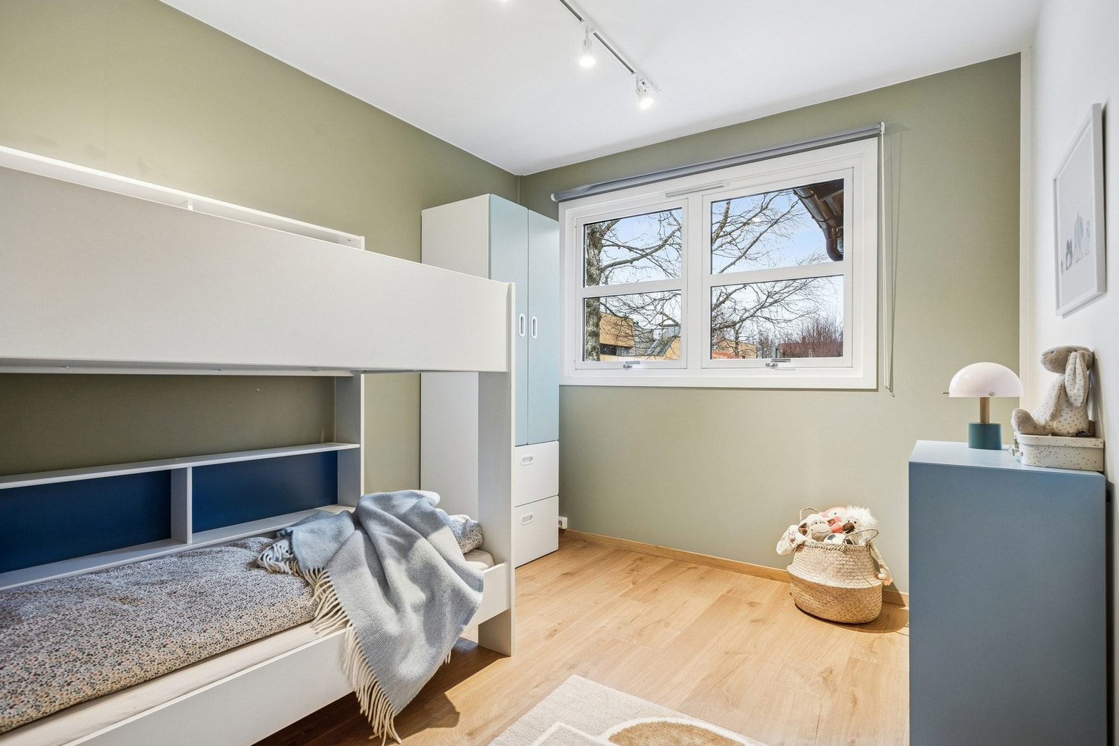 Soverom 3 måler ca. 9 kvm og har en praktisk utforming med plass til seng, skrivebord eller annet møblement. Galleribilde