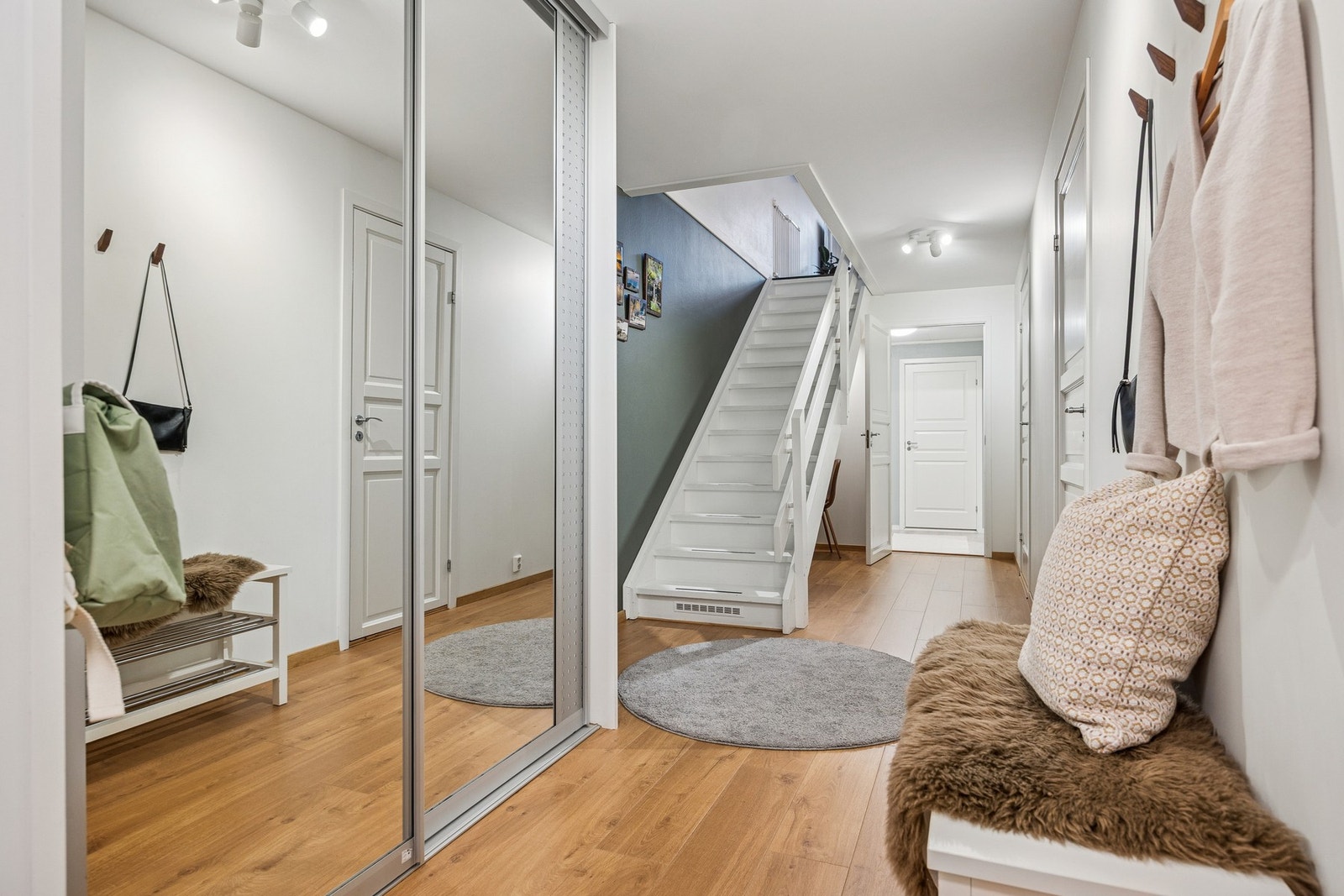 I tillegg er det integrert garderobeskap med speil, som gir gode oppbevaringsløsninger og et ryddig og funksjonelt inngangsparti. Galleribilde