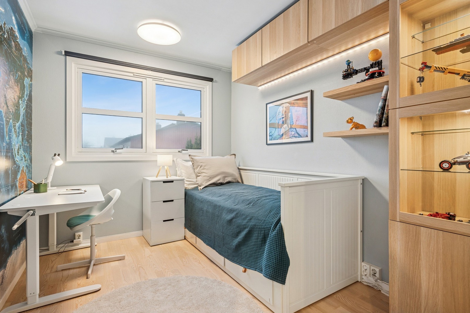 Soverom 1 måler ca. 7,5 kvm egner seg perfekt som barnerom, gjesterom eller hjemmekontor. Galleribilde