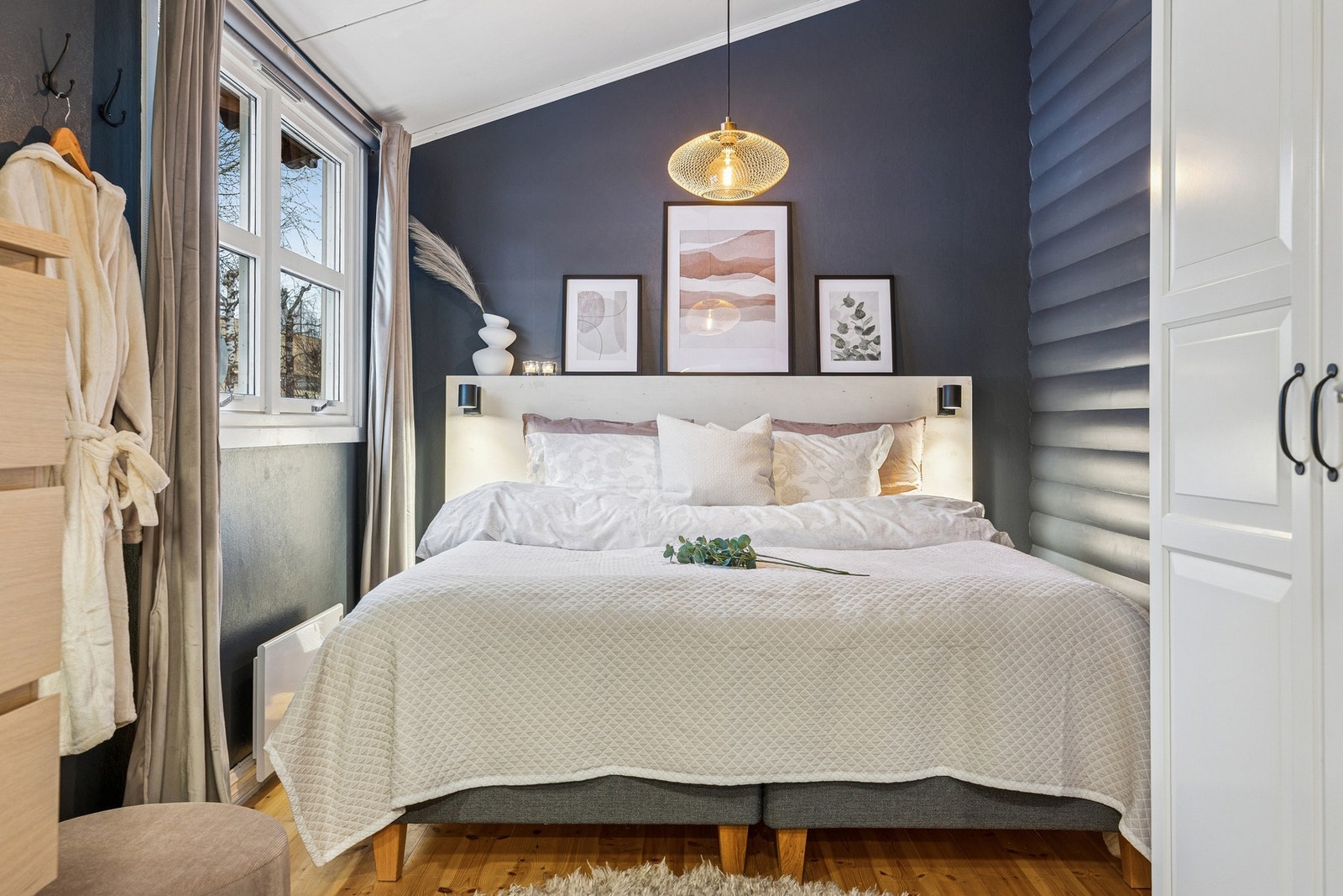 Hovedsoverommet måler ca. 11 kvm og har en god og funksjonell utforming med plass til dobbeltseng og øvrig møblement. Galleribilde