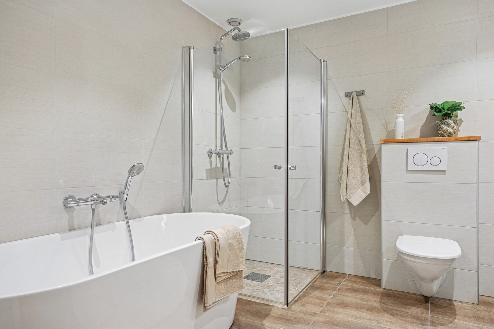 Rommet er utstyrt med vegghengt toalett, servantinnredning, dusjhjørne med både regndusj og hånddusj, samt badekar. Galleribilde