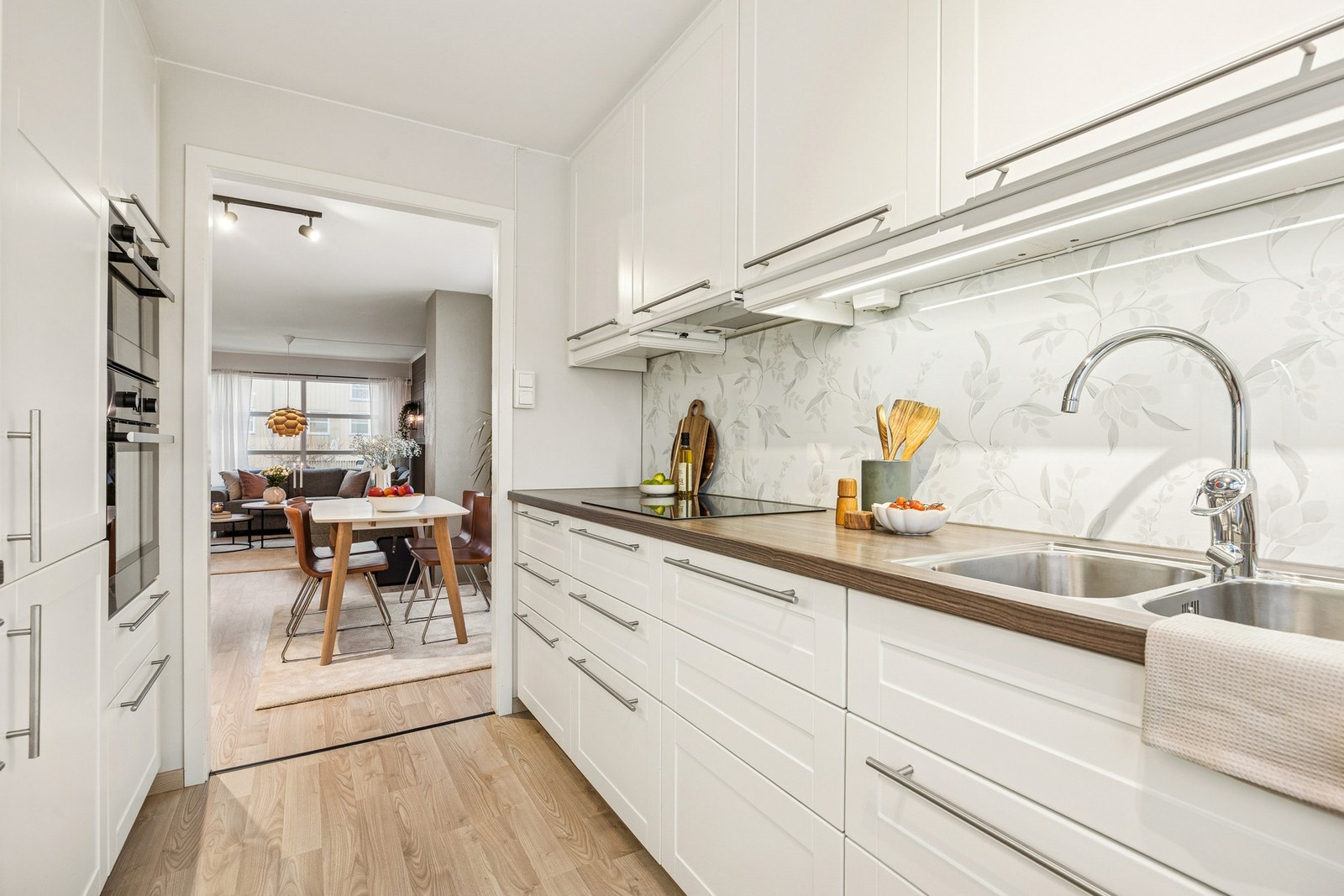 Innredningen er levert av Ikea i 2013 og har profilerte fronter som gir et tidløst uttrykk. Galleribilde