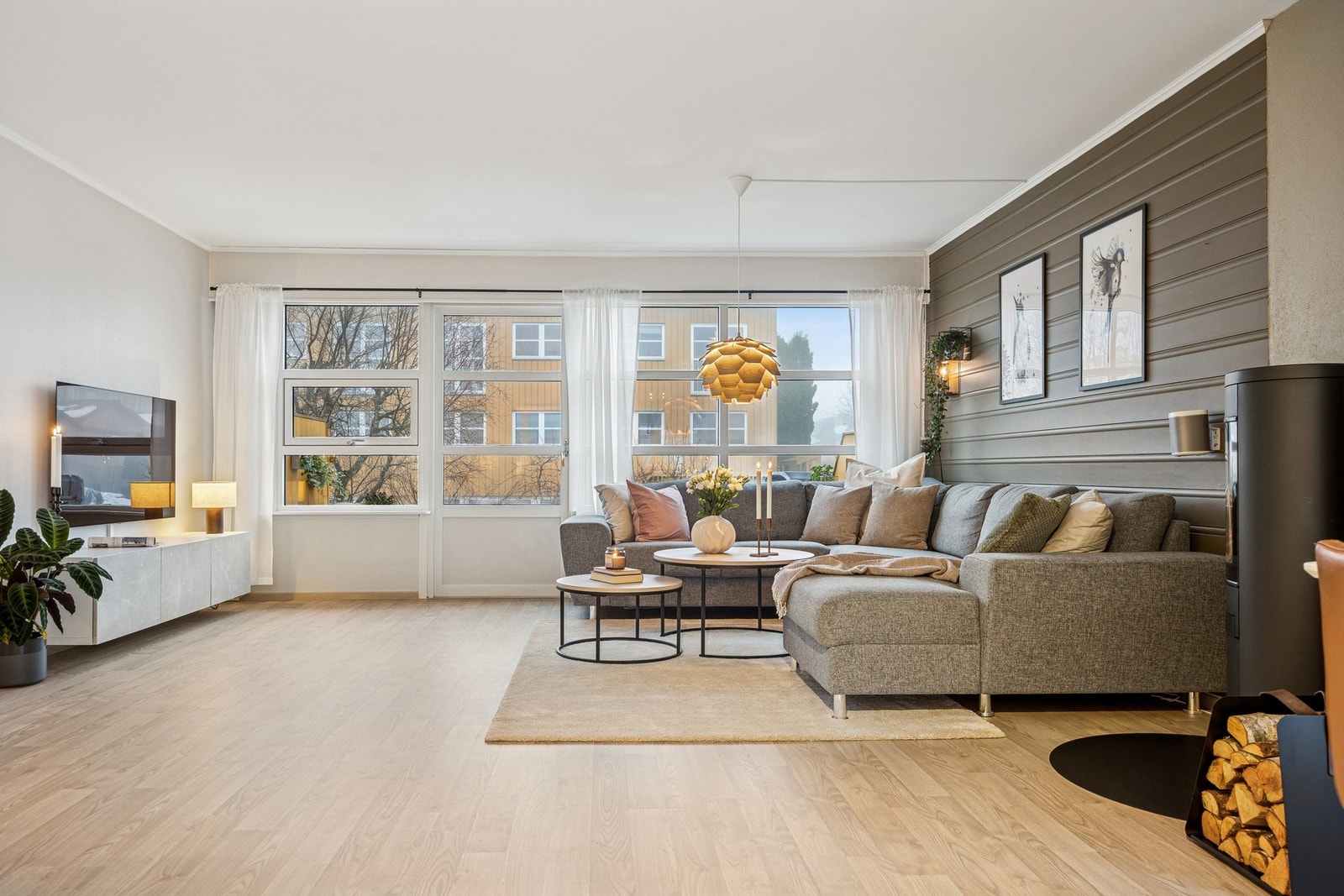 Fellesutgiftene utgjør kr 5 657,- per måned og inkluderer driftskostnader, renter, avdrag, kabel-TV og bredbånd. Galleribilde