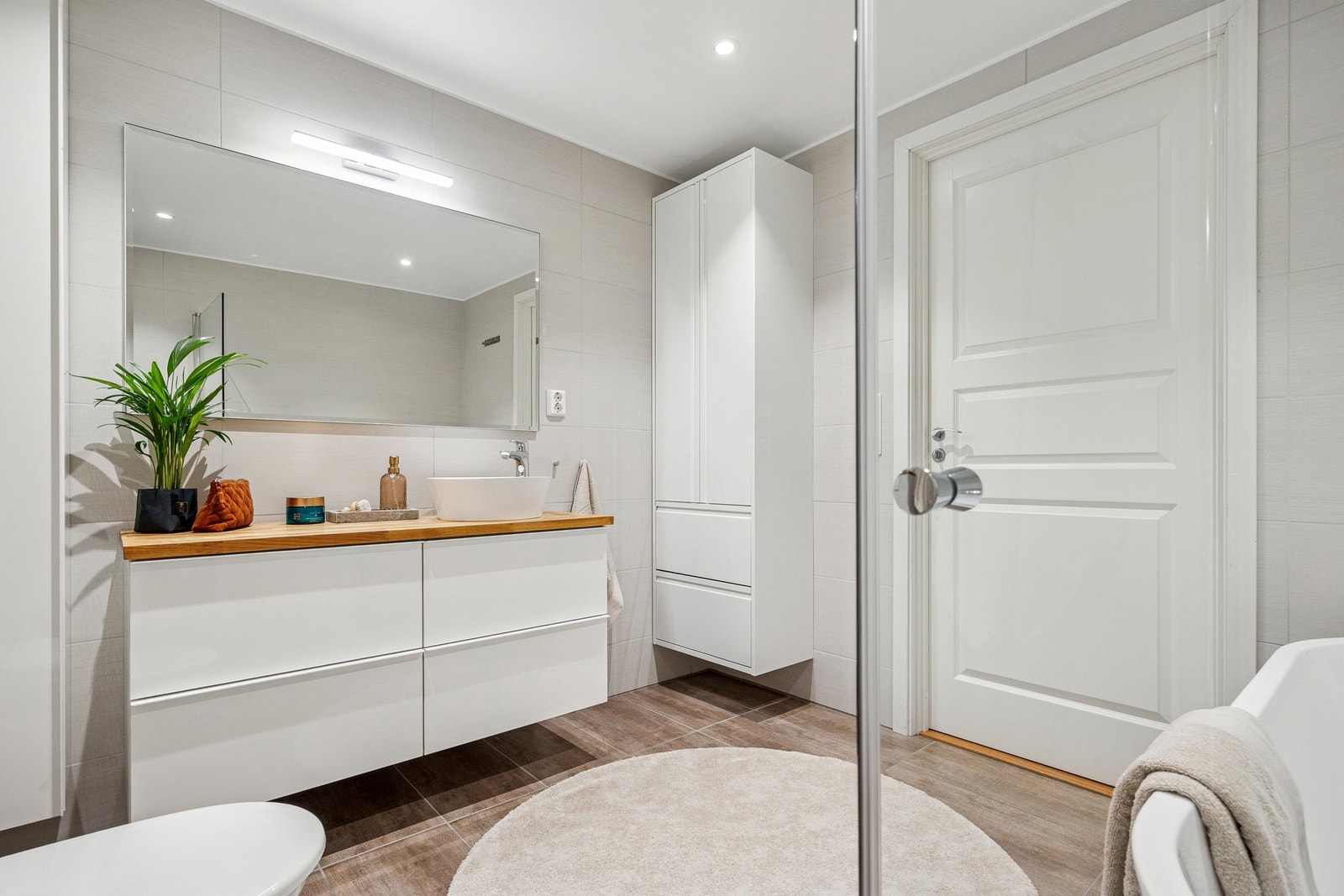 Det er gode oppbevaringsløsninger, med praktisk plass til toalettsaker og håndklær som holdes ryddig og lett tilgjengelig. Galleribilde