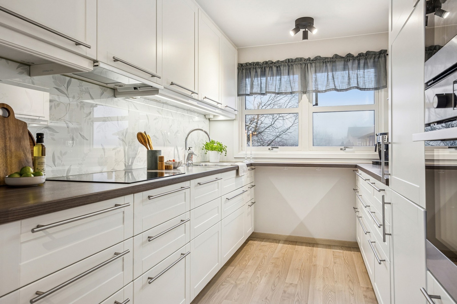 Kjøkkenet på ca. 7,5 kvm fremstår som velholdt og arealeffektivt, med gode arbeidsflater og en gjennomtenkt planløsning som gir et funksjonelt og praktisk kjøkken godt tilpasset hverdagsbruk og matlaging. Galleribilde