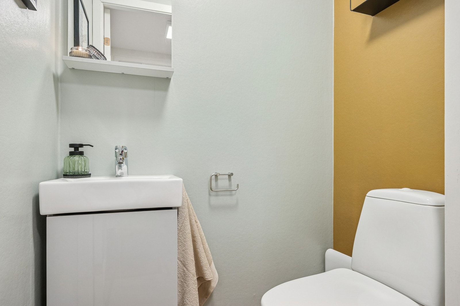 Toalettrommet er rehabilitert i 2020 og inneholder laminatgulv, malte vegger, servantinnredning og gulvstående toalett. Galleribilde