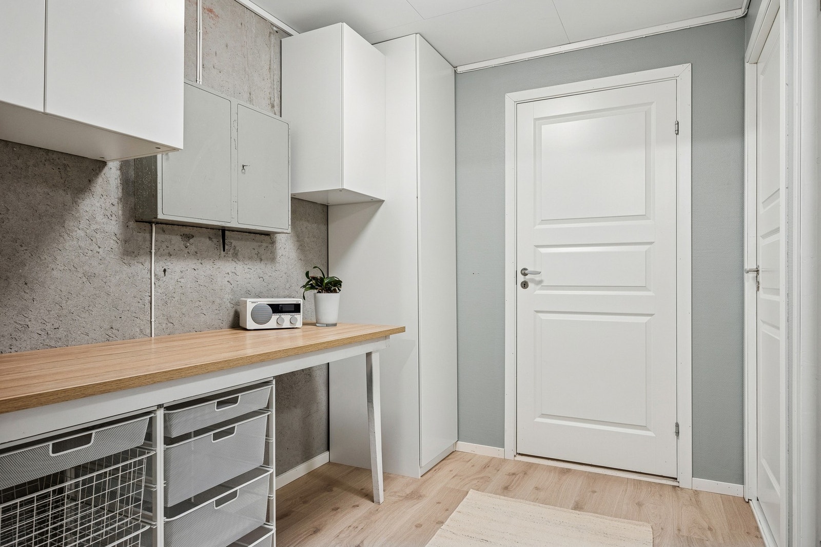 Disponibelt rom på ca. 6 kvm og forlengelse av gang. Rommet har gode oppbevaringsmuligheter og kan også fint benyttes til det meste. Galleribilde