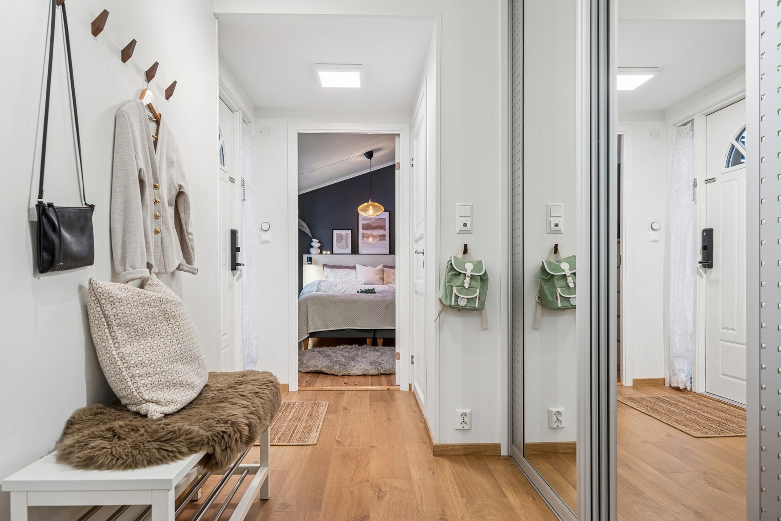 Det er behagelig gulvvarme i entré og gang, som gir økt komfort og en lun atmosfære. Galleribilde