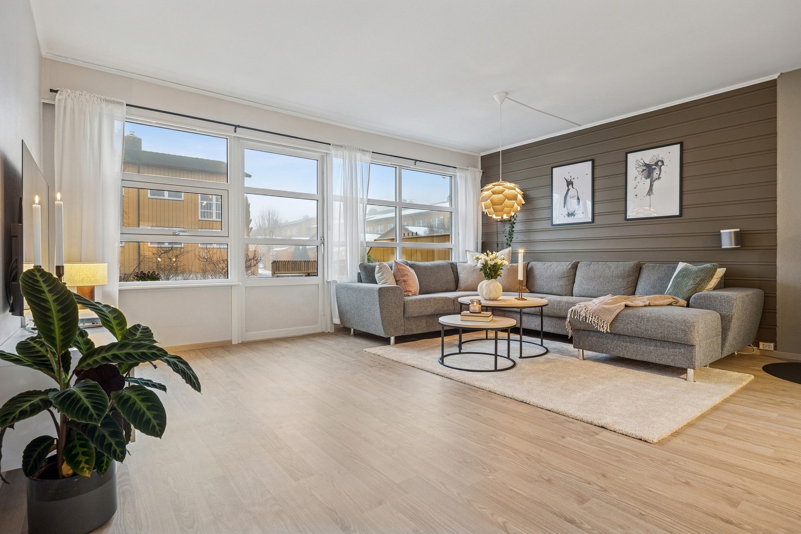 Fra stuen er det direkte utgang til den sydvendte terrassen på 18 kvm og hagen, noe som gir en sømløs overgang mellom inne- og uteareal. Galleribilde