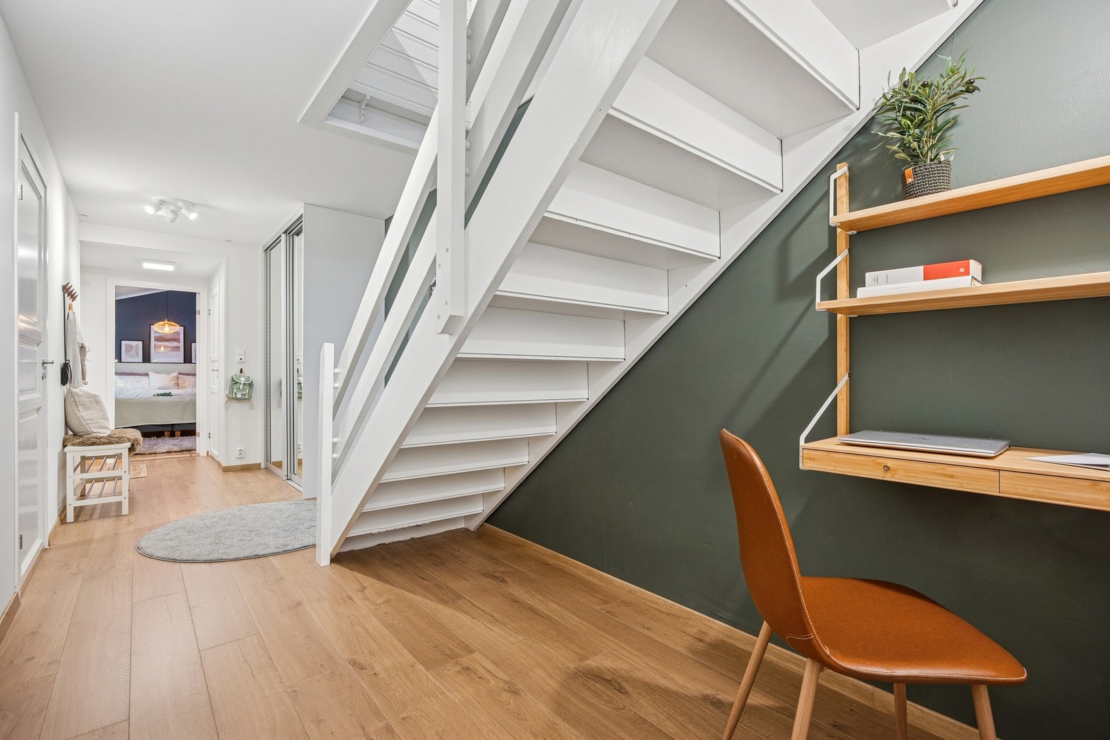 Underetasjen inneholder entré, gang, to soverom, bad, toalettrom, vaskerom og to boder. Galleribilde