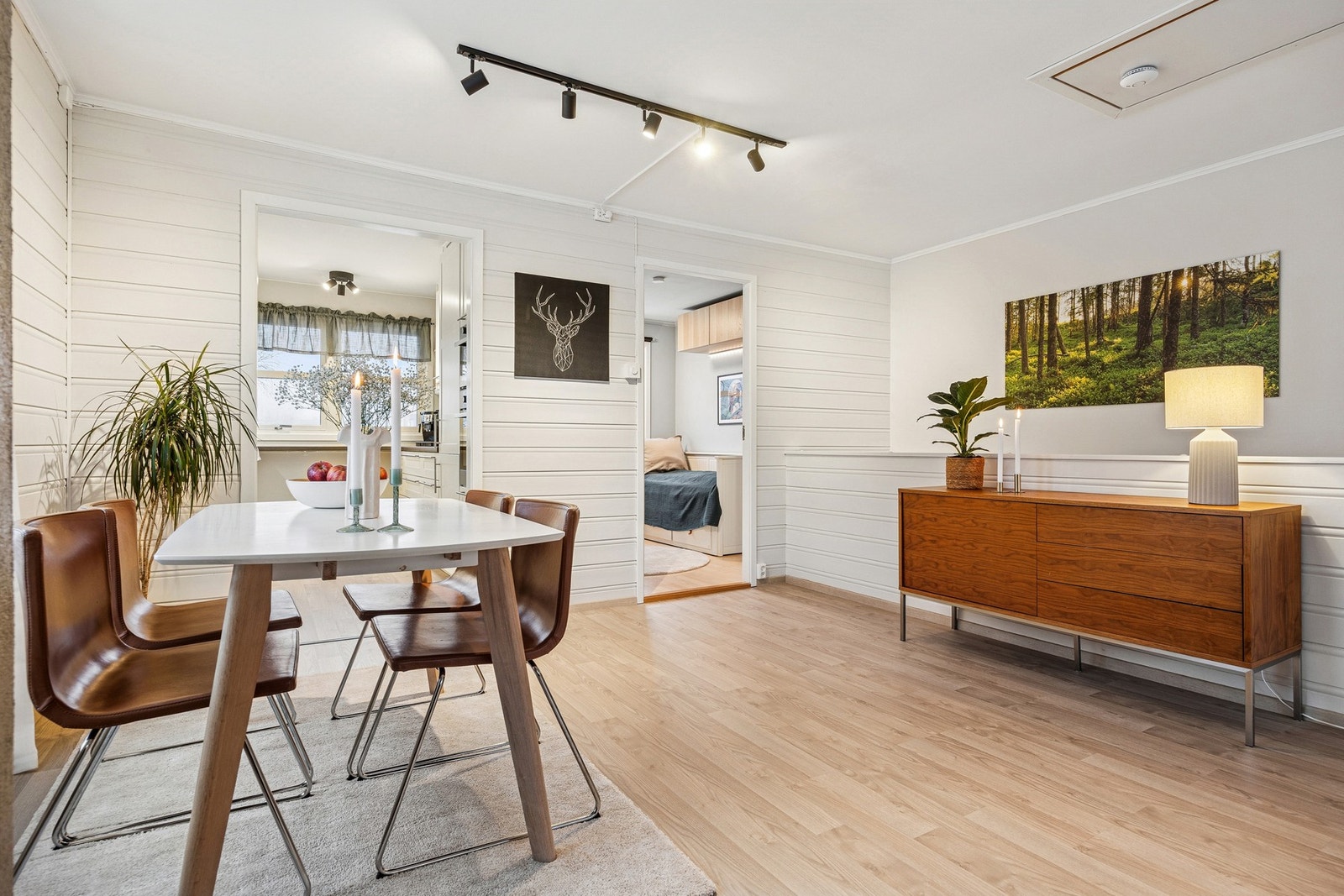 Boligen har totalt tre soverom, hvorav ett er plassert i overetasjen og to i underetasjen, noe som gir en praktisk og fleksibel planløsning for både familie og gjester. Galleribilde